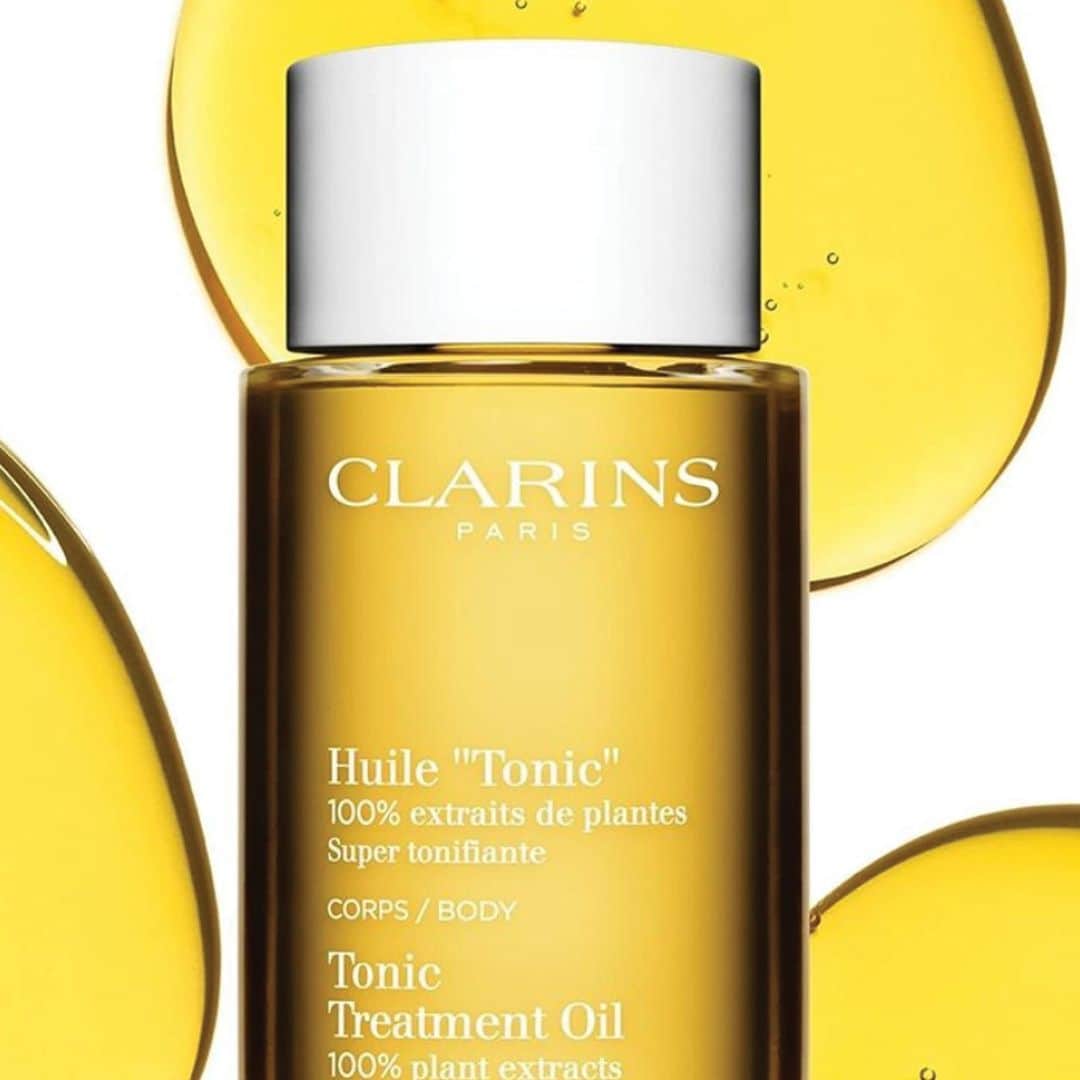 Clarins Australiaさんのインスタグラム写真 - (Clarins AustraliaInstagram)「Even in the middle of an Australian Summer, the skin on our bodies needs nourishing. Our Tonic Body Treatment Oil is a lightweight aromatic blend of energising essential oils that work together to improve skin elasticity and also firm the skin. And, we can confirm there’s no greasy residue! 💛⁣ ⁣ #ClarinsAus #ClarinsSkincare #Aroma #Wellness」12月22日 7時00分 - clarinsanz
