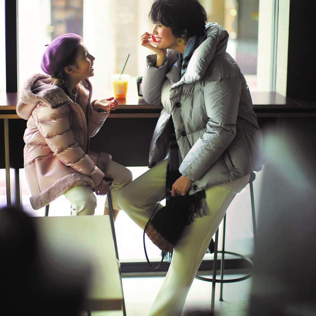 のインスタグラム：「12月22日（火） 今年はいつもよりダウンを着て テラスカフェも増えそうですね ・ 2020年春夏にスタートしたHERNO Globeは 廃棄物を使った100%再生ナイロン「エコニール」を使用。 わずか5年で生分解されて土に還るという サスティナブルモデル ・ メンズ展開もあるのでパパと一緒にリンク買いも♡ ・ #herno  #ヘルノ　#hernoglobe 　#ダウンコーデ　#ダウンリレー #今日のコーデ  #今日の服  #ootd  #outfit  #冬コーデ  #ダウンジャケット  #ブーツ  #パンツコーデ  #サティナブル  #お出かけコーデ  #VERYほぼ毎日コーデ  #VERY編集部  #VERYweb  #雑誌VERY  #神山まりあ  #very  撮影／渡辺謙太郎〈MOUSTACHE〉  ヘアメーク／平元敬一  スタイリング／荒木里実  取材／塚田有紀子 ・ ※VERY11月号P180に掲載の商品です。お問い合わせはお控えください」