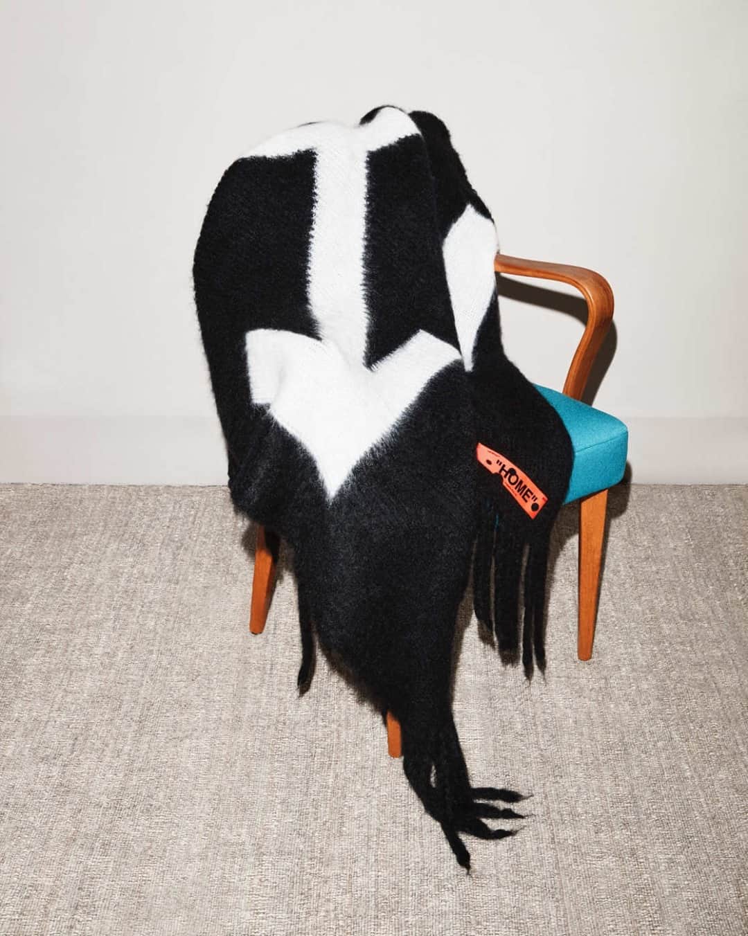 OFF-WHITE C/O VIRGIL ABLOHさんのインスタグラム写真 - (OFF-WHITE C/O VIRGIL ABLOHInstagram)「[home] Off-White™ exclusive wool blanket now available online at off---white.com and at select Off-White™ stores ~ @off___white___objects  set design c/o @l_aura_tocchet photography c/o @claudiazalla」12月22日 7時00分 - off____white
