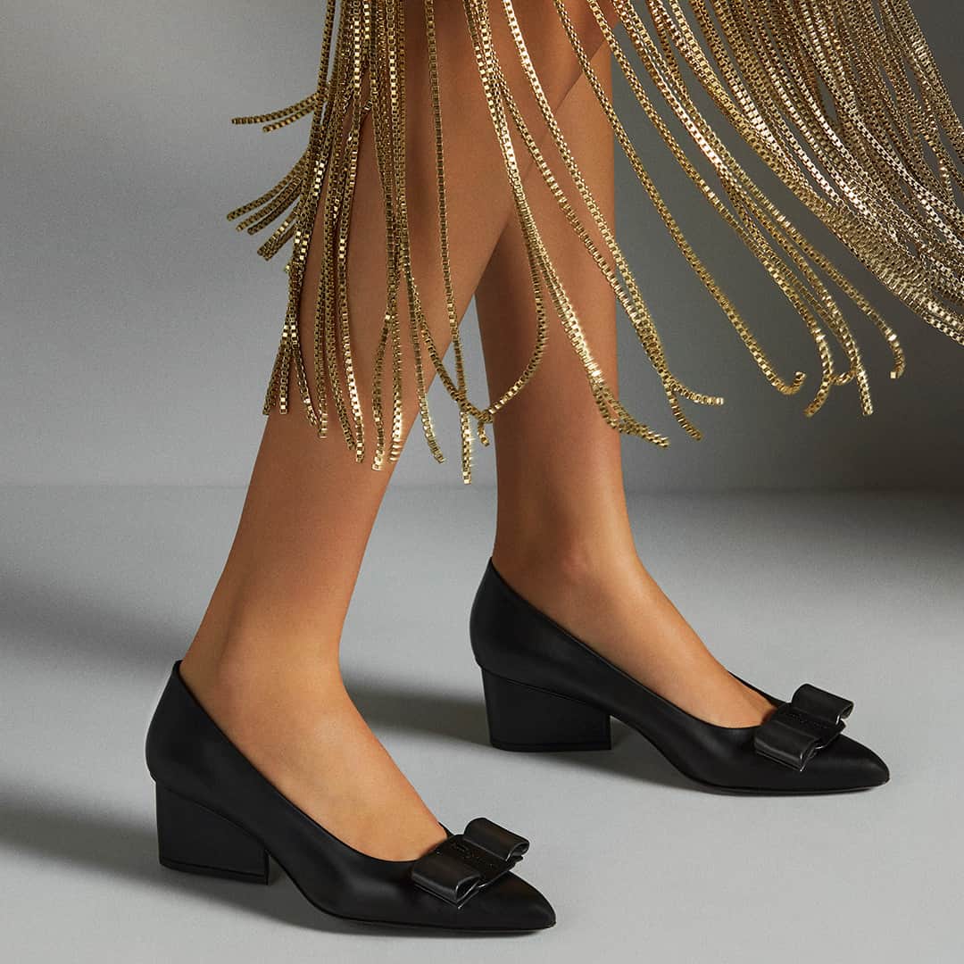 サルヴァトーレ・フェラガモのインスタグラム：「Dazzle with Every Step. Sleek and sophisticated iterations of the Viva and ornamental Vara pumps lead the way into sparkling festive season. Find inspiration for the most wishlist-worthy gifts through the link in bio. #FerragamoHoliday #UnwrappingJoy」