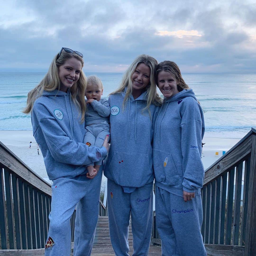 アビー・チャンピオンのインスタグラム：「holiday season calls for matching pjs 🤍」