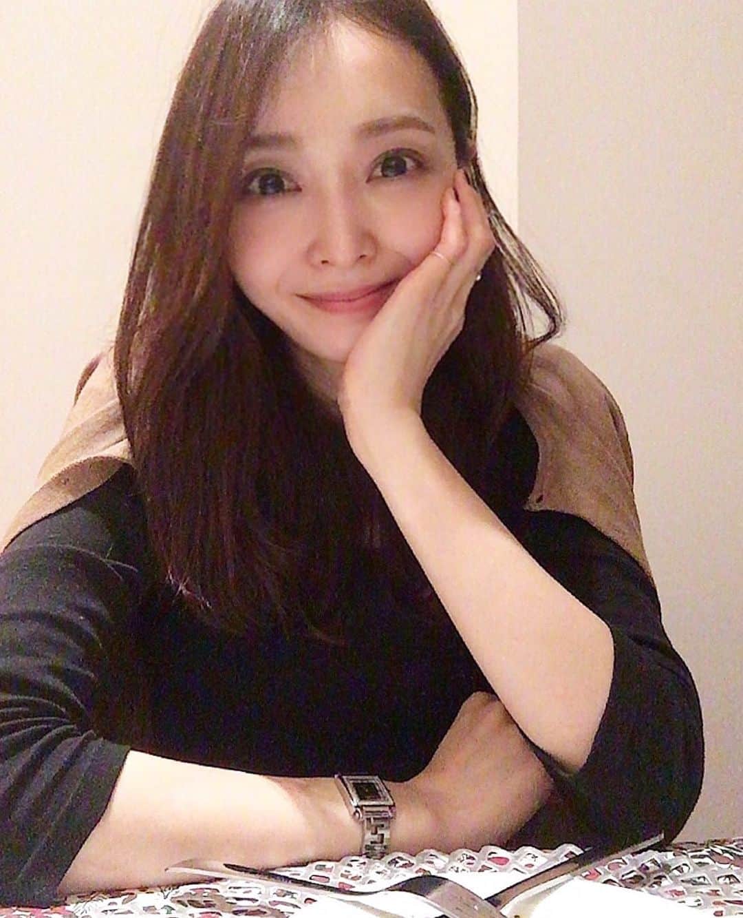 のインスタグラム：「【My Birthday🇬🇧🎉】  私事ですが、21日に１つ歳を重ねました😌  そろそろ、あれ？今年いくつだっけ？という年齢になってきた笑  渡英して4ヶ月余りで世界は一変しましたが、何事もなく健康にこうして１つ歳を重ねられたことに感謝しています。  お誕生日のお祝いメールをくださったみなさん、また報道を見て心配して連絡をくださったみなさんにこの場をかりて御礼を申し上げます。 どうもありがとうございます☺️✨  いくつになってもまだまだ未熟ではありますが、これからもどうぞ宜しくお願い致します。 * * * * * #london #uk #londondiaries #birthday  #ロンドン　#イギリス　#ロンドン日記 #誕生日　#渡辺枝里子」
