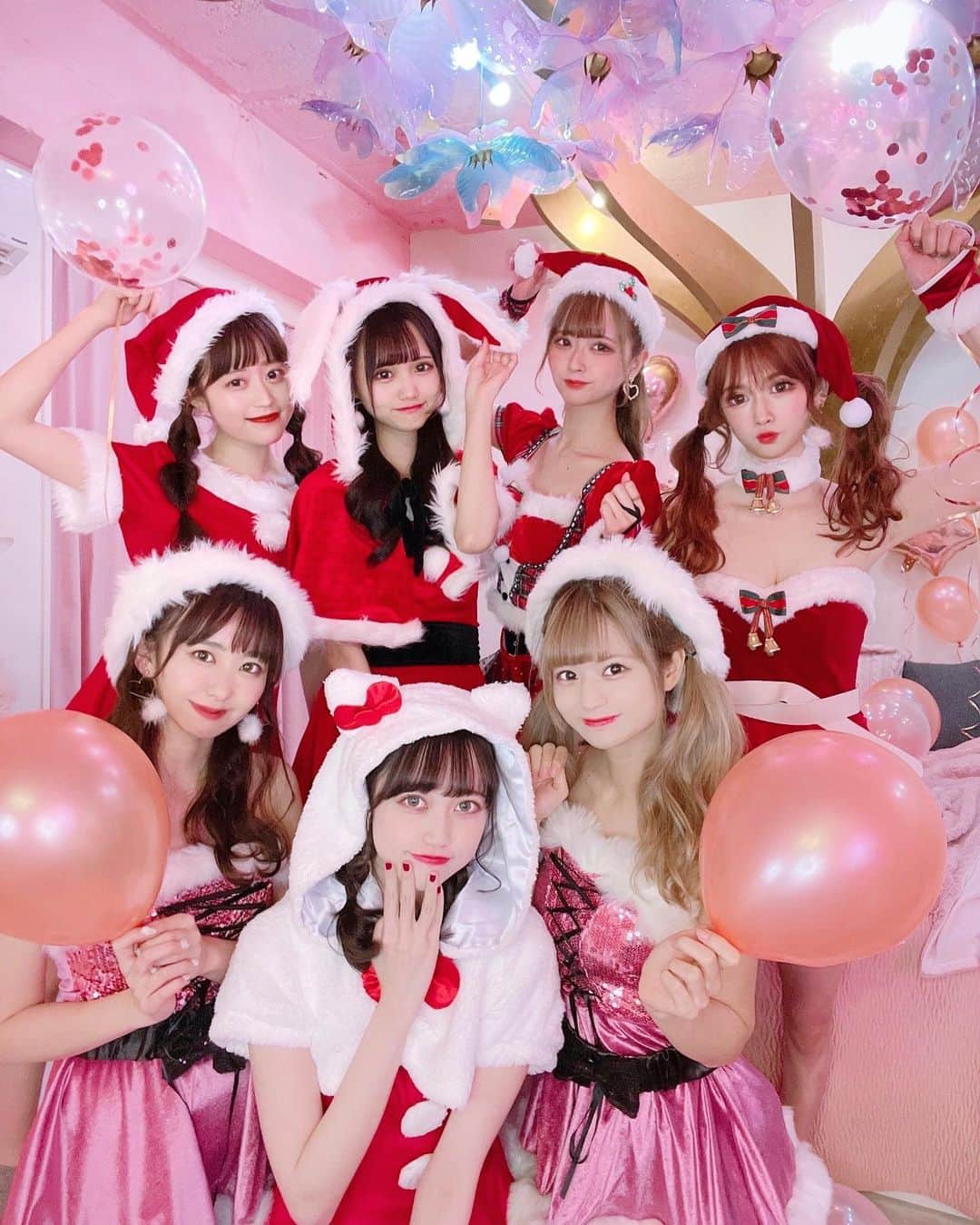 のインスタグラム：「・ ・ 皆でサンタコスしてクリスマス女子会した🎅🏻❤️ みんな可愛くて目の保養😳💋 ゆーぴぴちゃん ( @sweet_yup_sweet )が 飾り付けしてくれたの✨沢山用意してくれてありがとう！！ 大人数でクリパしたの初めてだったから すごく楽しかった〜🤤♡♡ ・ 誘ってくれてありがとうらびゅ🎁🌈🌈 また遊ぼう✨✨✨ ・ ・ #mosimoshirroms #女子会  #クリスマス女子会 #クリスマスパーティー #サンタコス #コスプレ」