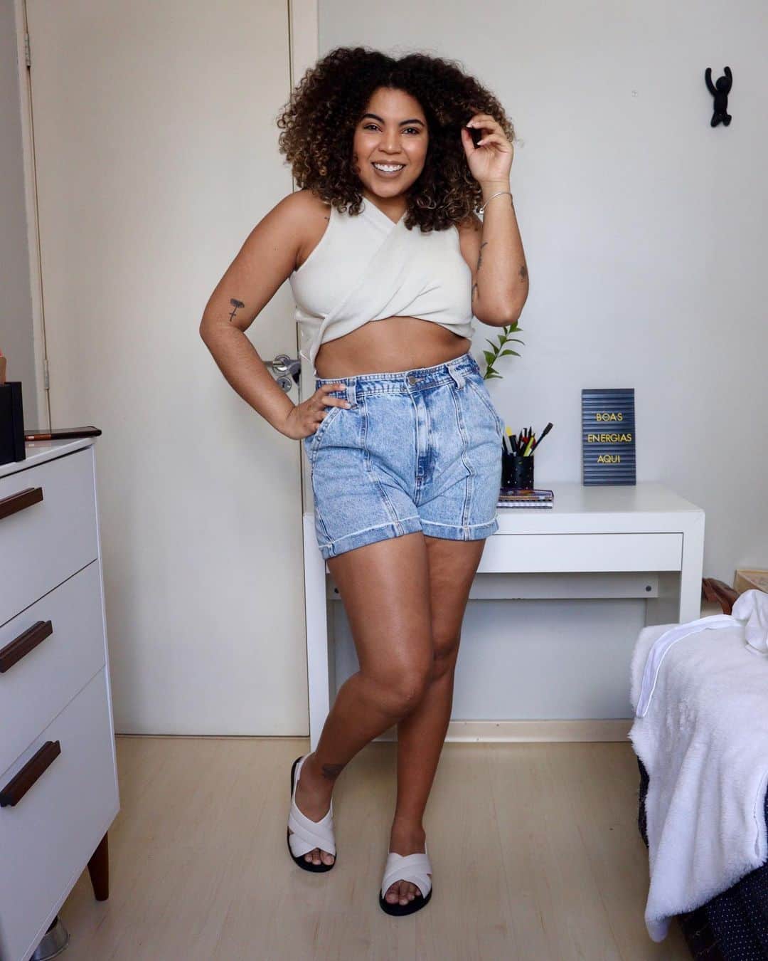 ザクシーのインスタグラム：「A @dudabuchmann já passou por aqui dando dicas de looks pra usar na Virada. Esse foi o nosso look favorito! Bora escolher o seu? Comenta aí o que você vai vestir pra receber 2021 ✨ #FimDeAnoZaxy  #ZaxyLucky - R$49,99  Compre agora mesmo pelas tags no post, pelo link na bio ou na nossa loja online www.zaxy.com.br  #pracegover #pratodosverem: Na foto, temos o quarto da @dudabuchmann como cenário. Ela veste um cropped branco, um shortinho jeans e a Zaxy Lucky na cor branca nos pés. Esse modelo possui tiras em X com efeito de gominhos e o fechamento traseiro.」