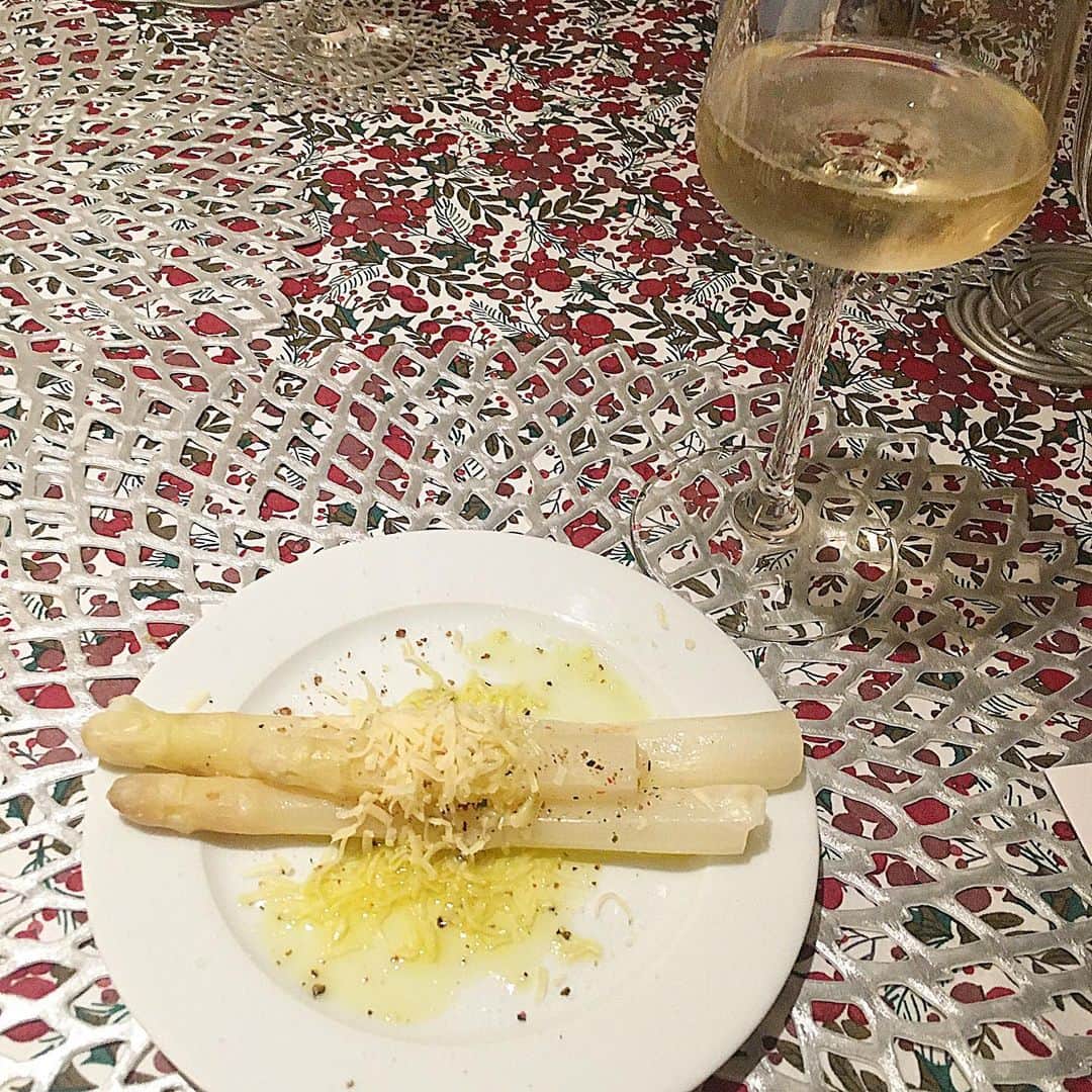 のインスタグラム：「【今年のシェフは主人❗️👨‍🍳🎂✨】  Tire3により、予約していたレストランもキャンセルになってしまいましたが、 おうちでは主人がコース料理を振る舞ってくれました☺️  購入品もありますが、 ホワイトアスパラやタコとグレープフルーツのマリネは最高に美味しかったし、お肉の焼き加減も絶妙👏✨  忙しい中テーブルセッティングや部屋の飾り付けまでしてくれて、本人は大変そうでしたが、とても嬉しかったです☺️  手書きのメッセージカードも嬉しかった。  Tire4前にギリギリで会えた友達に頂いたお誕生日プレゼントの紅茶は、この日に開けるって決めていて＾＾ とても香りが良くて凄く美味しかった☺️  このような事態になり、当たり前が当たり前じゃなくなった今、人の温かさが余計温かい。  思い出に残る忘れられないバースデーになりました。  改めて、産んでくれた両親に感謝し、両親の子供としてここに産まれてこれたことが、1番最初の幸せだったんだと実感します😌  "君が笑えば　この世界中に　 もっと　もっと　幸せが広がる 君が笑えば　すべてが良くなる この手で　その手で  つながる" AI ハピネス  思い通りにいかないことのほうが多い一年だったけど、それでもこれからも笑顔を忘れずにいたいな☺️ * * * * #london #uk #londondiaries #birthday  #ロンドン　#イギリス　#ロンドン日記 #誕生日　#渡辺枝里子」