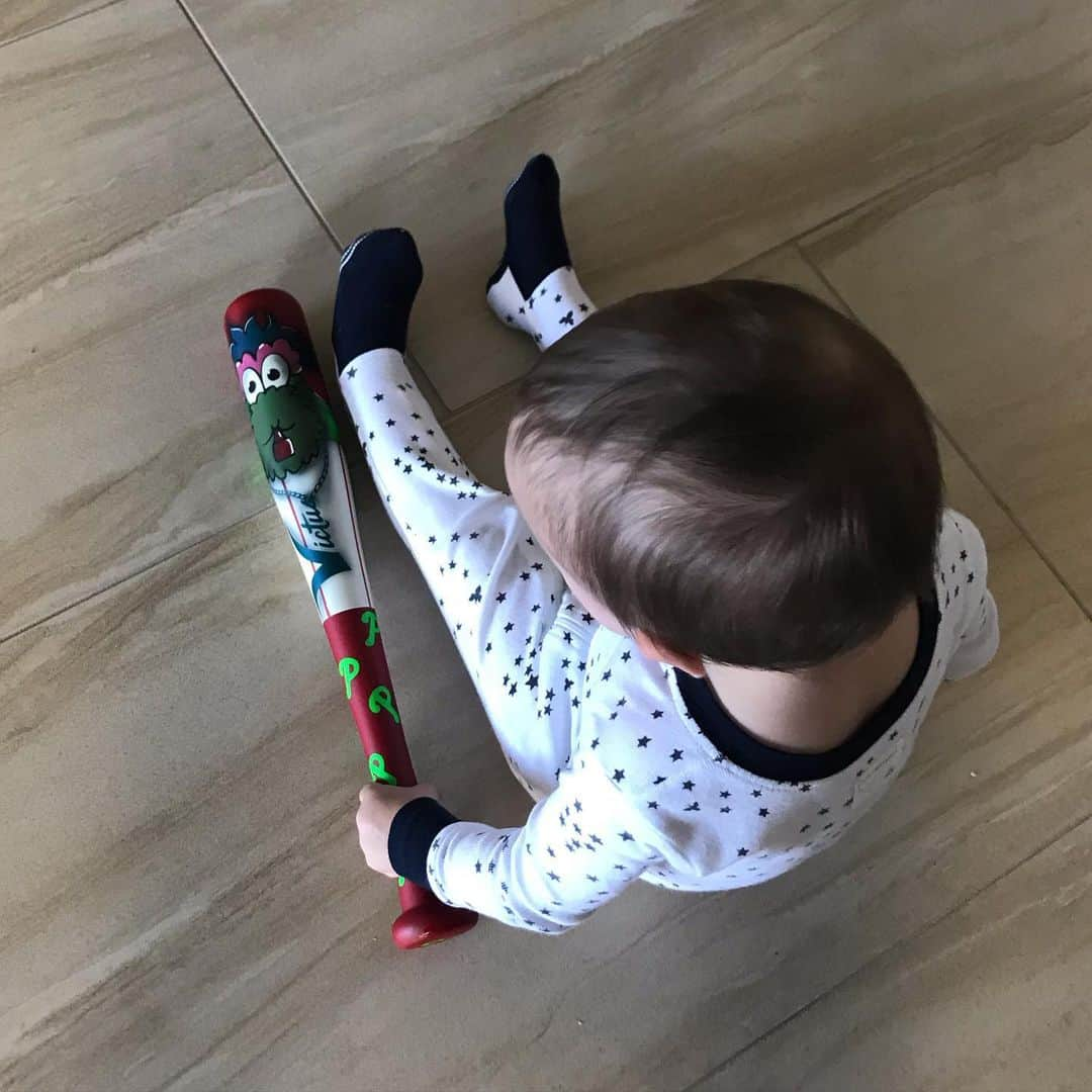 ブライス・ハーパーのインスタグラム：「Little man is loving his new bat with the @philliephanatic from @victussports!⚾️」