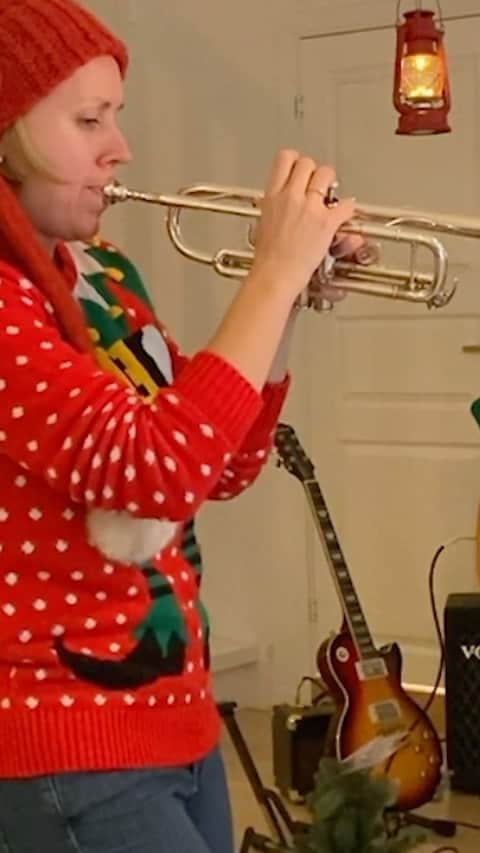 ティーネ・ティング・ヘルセットのインスタグラム：「21th of December: My Advent Calendar  “Ding Dong Merrily on High”  I absolutely looooove this version of Ding Dong! Sooooo much fun to play! And some Norwegian listeners might spot a second Christmas tune hidden there somewhere...   Enjoy!!   T x  @earlbigloop @gunnarflagstad #adventcalendar #julekalender #dingdongmerrilyonhigh #dingdong #christmas #trumpet   Jarle and Gunnar joined me to record 24 songs in 1 day...!! We had so much fun!  I will post one video every day until Christmas. Hopefully this will bring some extra holiday spirit 🎄   🌟」
