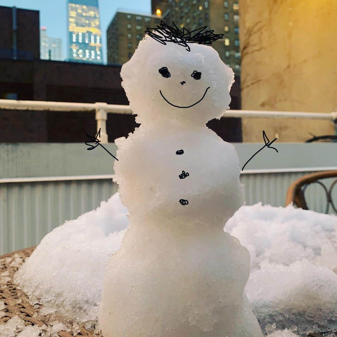 アンドリュー・ラネルズさんのインスタグラム写真 - (アンドリュー・ラネルズInstagram)「The snow is melting in New York... so I made a snowman. (I didn’t have buttons or carrots so I just drew on it.)」12月22日 7時10分 - andrewrannells