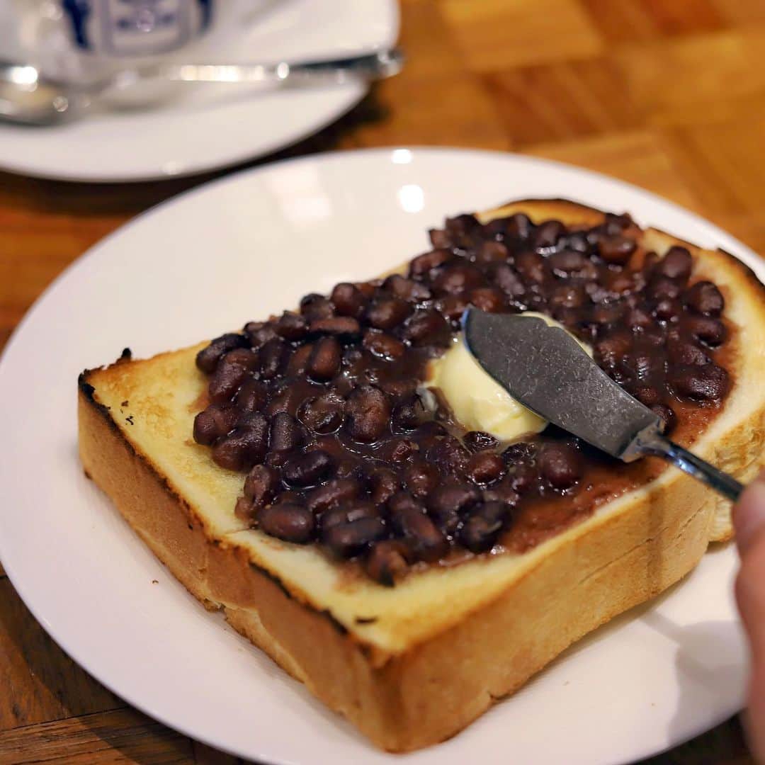 のインスタグラム：「.  .  CAFE 英國屋 NORTH  英國屋の モーニングに あんバターが…🤤 (全店舗にあるかわからないけど ホワイティうめだの店舗にはありました)  粒感を しっかり残した小豆を トーストに 惜しげもなく たっぷりと🤤  #英國屋#breakfast#coffee」