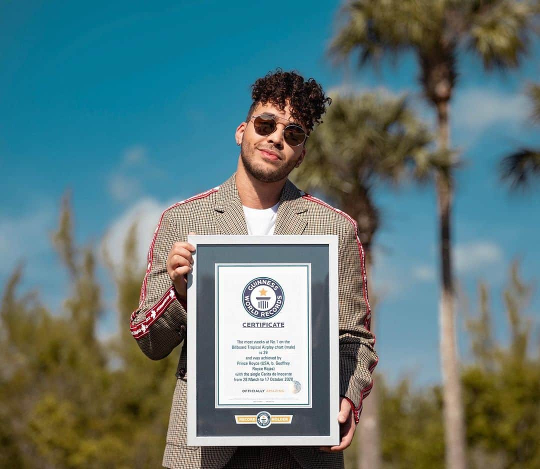 プリンス・ロイスさんのインスタグラム写真 - (プリンス・ロイスInstagram)「TENEMOS UN RECORD GUINNESS!!!! Otro logro para la bachata 🙌🇩🇴🇺🇸 Feliz y agradecido. Ahora es que falta!!!  Aquí les dejo mi foto de graduación 👨‍🎓🤣  #Repost @guinnessworldrecords ・・・ Superstar, singer/songwriter @princeroyce (US) is now part of a select list of artists recognized by Guinness World Records for being the artist with the most weeks at No. 1 on the Billboard Tropical Airplay chart (male)  with 29 consecutive weeks for his single "Carita de Inocente,” between March 28 and October 17, 2020.⁣ ⁣ Prince Royce began his career in 2010 and since then has had a meteoric rise in the Latin market, positioning himself as one of the most recognized artists of the last decade.⁣ ⁣ Of Dominican descent, he is one of the most impressive representatives of the bachata genre at the international level and has collaborated with artists such as Shakira, Jennifer Lopez, Selena Gomez, Marc Anthony, Maná, Daddy Yankee, Maluma, Snoop Dogg, Thalia, J Balvin, and Bad Bunny, among others.⁣ ⁣ His iconic single, "Carita de Inocente," managed to stay at #1 for twenty-nine weeks on the Billboard Tropical Airplay chart, as well as reaching #1 on the Billboard Latin Airplay chart. ⁣ ⁣ He has more than 60 million followers on social networks, billions of plays on streaming platforms, and he fills concerts at full capacity, demonstrating that his talent and notable songs continue to win over fans around the world.⁣ ⁣ Congratulations Prince Royce, you are Officially Amazing! ---------------------------------------------------------------------------- #princeroyce #guinnessworldrecords #music #bachata #caritadeinocente #latinogang #latinmusic」12月22日 7時20分 - princeroyce