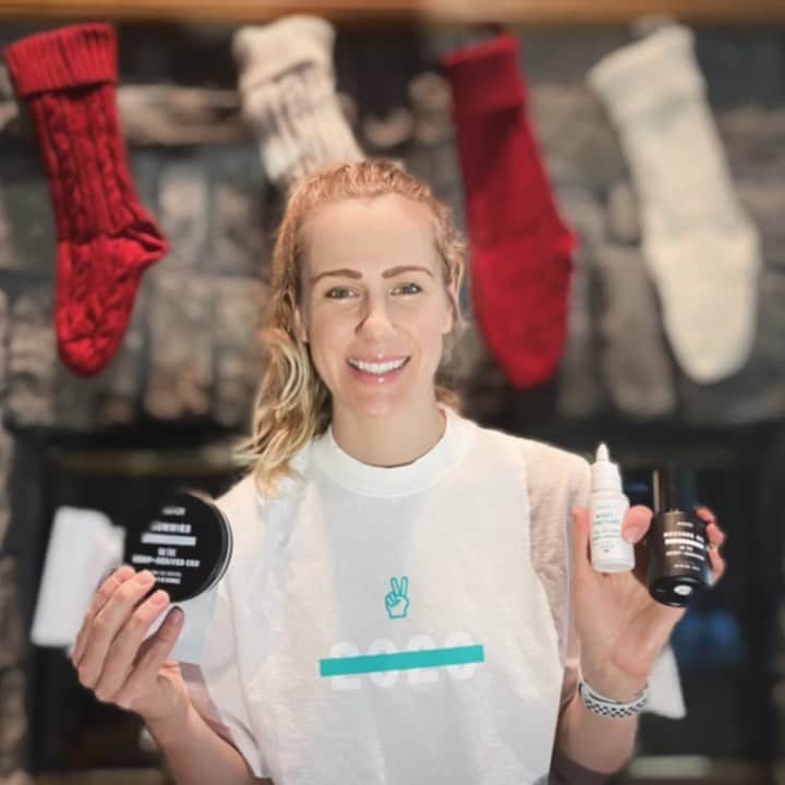 ベヴァリー・ゴーベル・ヤネズのインスタグラム：「✌️ 2020  This holiday season I’m stocked up on all my favorite recovery essentials and ready to end the year on the right note. I’m grabbing my Mendi Night Tincture, taking a hot CBD salt bath and cozying up in my tee and some sweats! 🎄  Check out Mendi’s @themendico holiday shop at www.themendico.com for big savings and free shipping on USA made, 3rd party tested, TSA safe products. It’s a great way to help you or a loved one get started with better recovery and enter a new year feeling fresh.  Most of all, be sure to to Share, Repair and Take Care of each other ❤️」