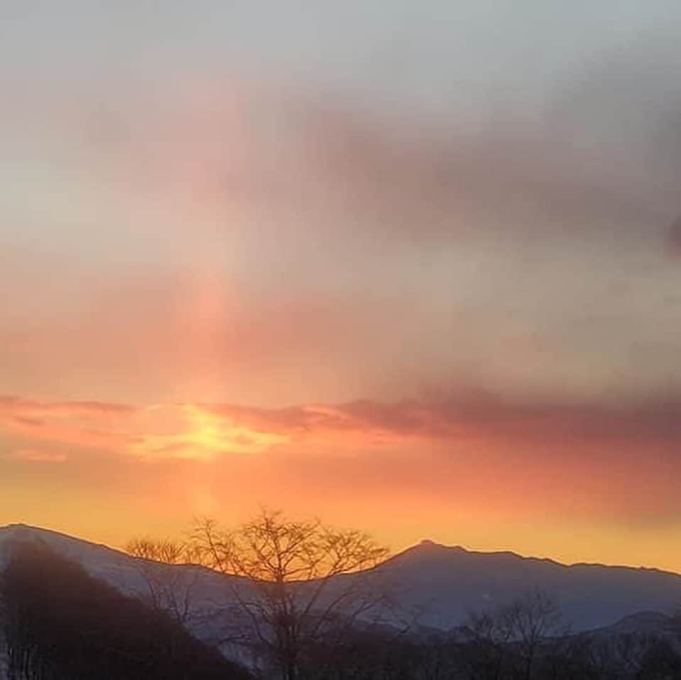 栂池高原スキー場さんのインスタグラム写真 - (栂池高原スキー場Instagram)「おはようございます。 ゴンドラ山頂駅より早朝レポートです。 天候は晴れ、午後からは雪の予報です。 積雪１５０cm、気温ー５、５℃ 風速２mです。 朝の冷え込みで程好く締まったバーンで爽快なクルージングをお楽しみいただけると思います🎵  #tsugaikekogen #snow #hakubavalley」12月22日 7時28分 - tsugaike_kogen