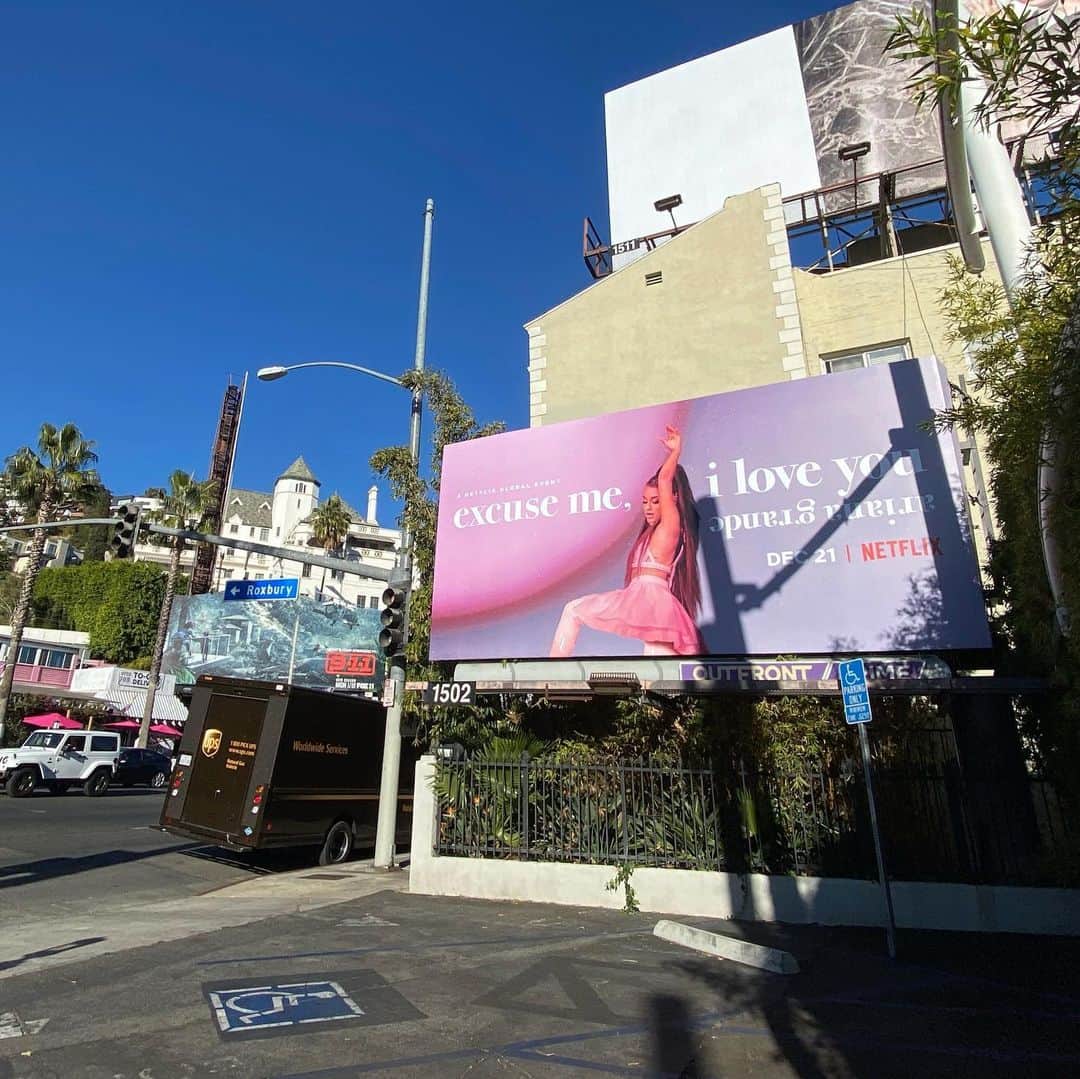 Alfredo Floresさんのインスタグラム写真 - (Alfredo FloresInstagram)「📸 #excusemeiloveyou billboard on sunset. had to come peep. never ever gets old.  Our tour documentary is out today!! What’s been your favorite part so far?!」12月22日 7時40分 - alfredoflores