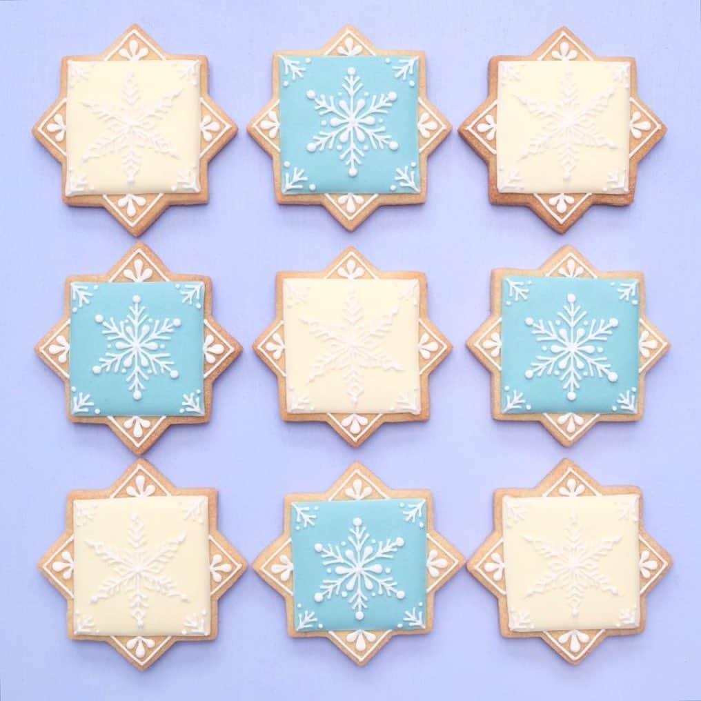 KUNIKAのインスタグラム：「Snowflake tile cookies❄️❄️❄️  今年も残すところあと10日🍡  #artofkunika」