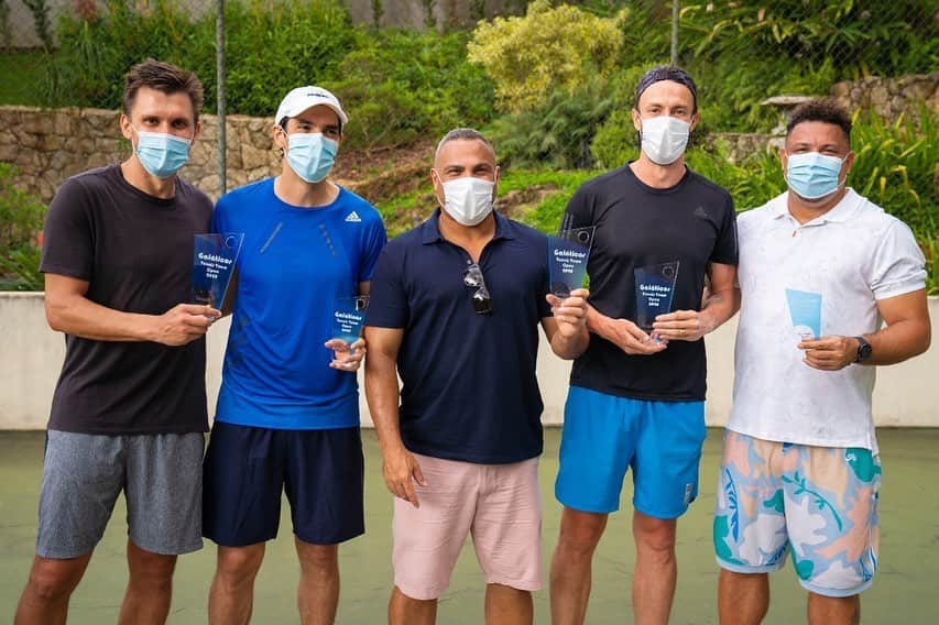 ロナウドのインスタグラム：「Alguns registros do #galaticosopen2020 pra agradecer a galera que participou, a brilhante e profissional organização da @givaldobarbosatennis e também do @luapaphac, além - claro - da clínica do @fsaretta. Muito obrigado!  Em quadra, nossos “atletas” nos surpreenderam pela qualidade e também pela dedicação a esse esporte incrível que é o tênis.  Parabéns aos vencedores @pauloandreofficial (que derrotou o craque @kaka na final) e @di6ao (vencedor da chave B sobre o @rnldmusic).  A menção honrosa vai para meu irmão @neliolimajr que se superou e, com apenas 2 meses de aulas de tênis, fez bonito - levou o troféu de Destaque do torneio.  Ano que vem tem mais! Valeu @galaticostennisteam 🎾  📷: @vitormilanez」