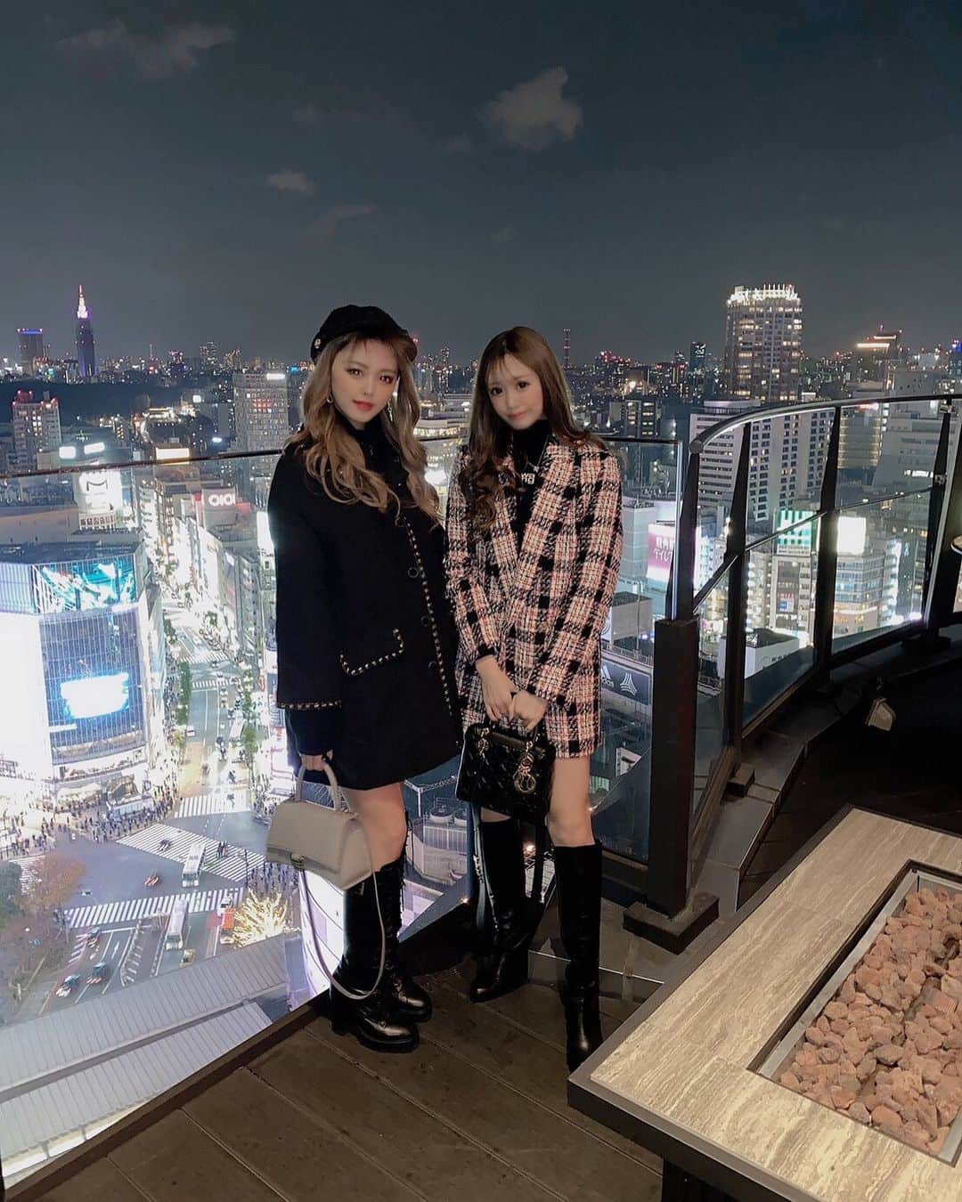 miuchinのインスタグラム：「サンタ来るかな🎅🏾 . #渋谷 #shibuya #shibuyasky #celavitokyo #tokyo #cafe #cafestagram #dinner #夜景 #fashion #code #sister #cute #japan #歌舞伎町  #instagood #instalike #f4follow #クリスマス」