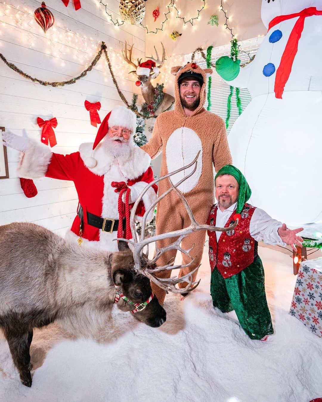 Dude Perfectさんのインスタグラム写真 - (Dude PerfectInstagram)「We turned Cody’s office into the North Pole! 😂☃️🎄🎅 OT 22 is LIVE at the link in our bio!  Thanks to our friends at @dragoncity for sponsoring!」12月22日 8時01分 - dudeperfect