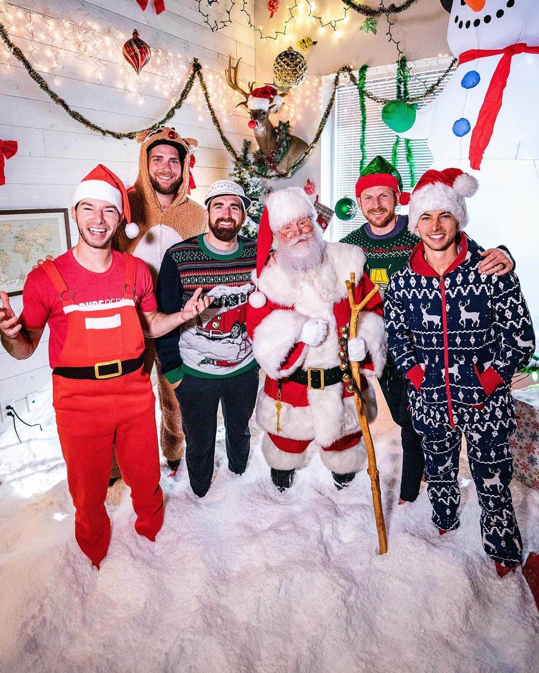 Dude Perfectさんのインスタグラム写真 - (Dude PerfectInstagram)「We turned Cody’s office into the North Pole! 😂☃️🎄🎅 OT 22 is LIVE at the link in our bio!  Thanks to our friends at @dragoncity for sponsoring!」12月22日 8時01分 - dudeperfect