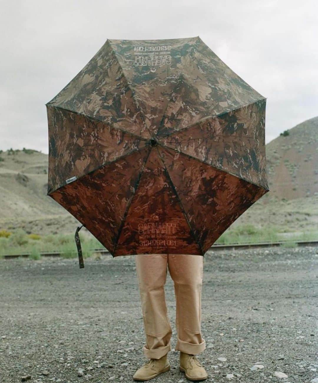 カーハートのインスタグラム：「@londonundercover x Carhartt WIP Camo Combi umbrella. Available in stores & online at carhartt-wip.jp.  ロンドン発のアンブレラブランド、London Undercover（ロンドン・アンダーカバー）との4回目のコラボレーションです。全国のCarhartt WIP Store & Online Storeにて発売中です。  Photo: @petersutherland  #carharttwip #workinprogress  #fw20」