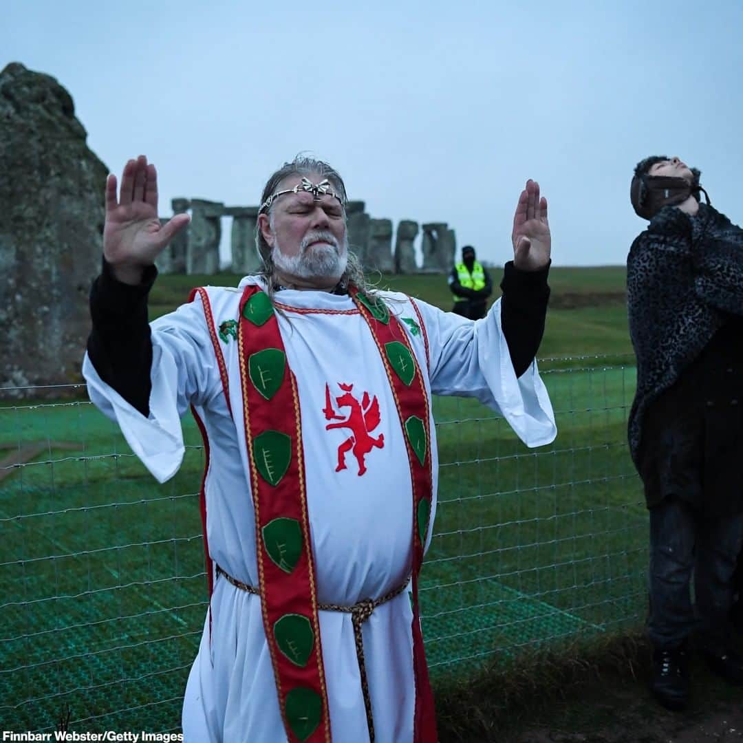 ABC Newsさんのインスタグラム写真 - (ABC NewsInstagram)「Winter Solstice at Stonehenge: Security guards on hand as participants take part in a ceremony at the closed Stonehenge monument in the U.K.」12月22日 8時02分 - abcnews