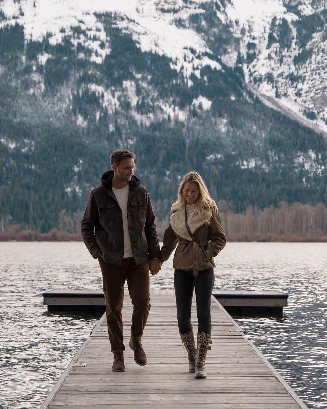 Banana Republic のインスタグラム：「@theblondeabroad and her beau exploring new ways to style classic Heritage pieces for the holidays.  Tap to shop the look. #ItsBanana」