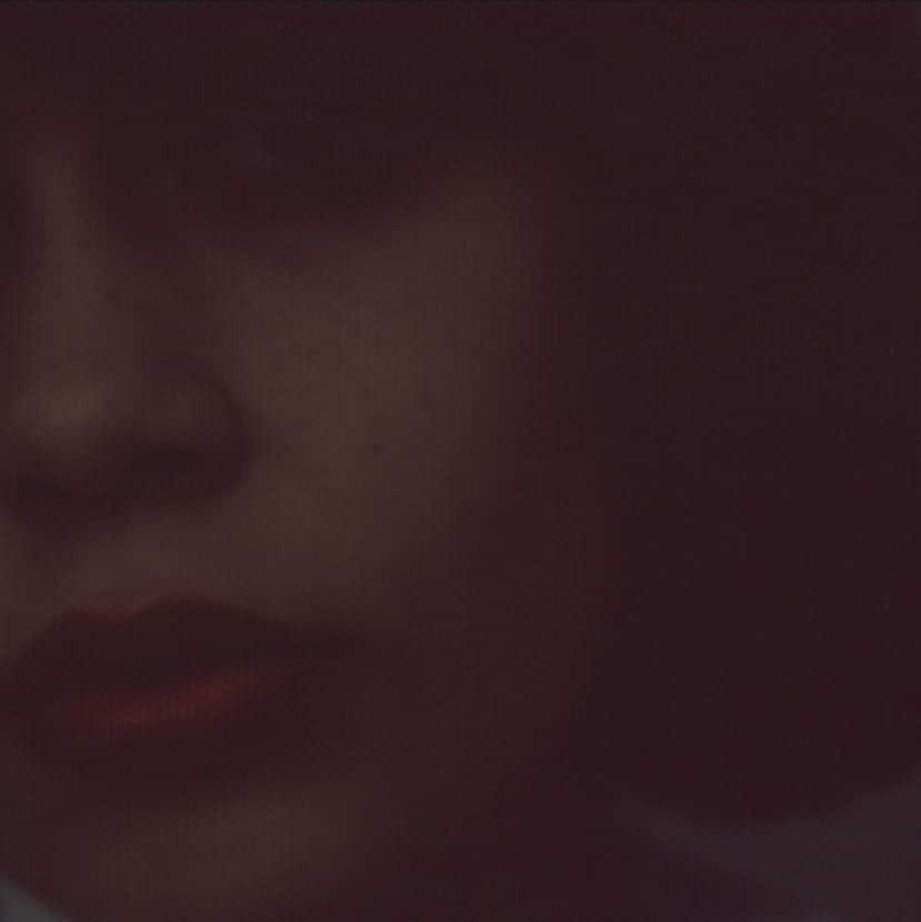 ユーリ・ポドラドチコフのインスタグラム：「close up of a polaroid of @kyymani  h&m: @sophiasingh styling: @nnine.jea」