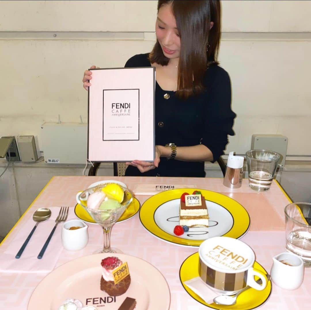 片桐優妃のインスタグラム：「死ぬほど並んでる！ありえない！やめよう！！って思ったんだけど夜になったら列がめっちゃ短くなっててしかも席によって待ち時間が全然違うらしい、10ふんしか待たなかった😳 . なにより#fendiカフェ キッカケでみーちゃんと久しぶりにめっちゃ話せたのが嬉しかった🥰最高❤️ . 頼んだものはまた明日紹介します💁‍♀️ . #渋谷のカリスマ #あいえぬじー #あいえぬ #アイエヌジー #アイエヌ #ING #fendi #アニヴェルセル #アニヴェルセル表参道」