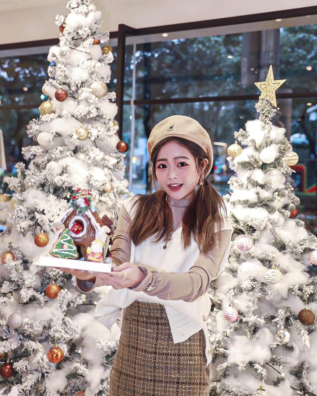 徐薇涵（Wei Han Xu）のインスタグラム：「這禮拜就是聖誕節了🎄 跟蓉去做了薑餅屋😍 在@letoiilivelife  12/23 14：00還有一堂手作課程喲💝 這邊是充斥著歐式精緻浪漫氛圍的小百貨🪄 可以看到設計師的禮服、各國的選品🪅 很推薦大家來這邊挖寶🤗」