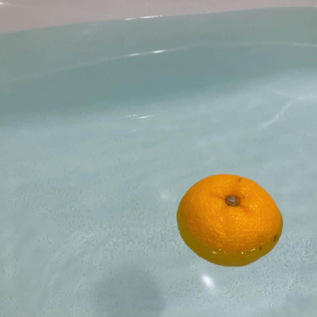 南條早紀のインスタグラム：「柚子湯♨️ . 冬至なのでね☺️ 柚子の香りに癒されるバスタイム🛀 風邪にもコロナにも負けない身体に なりますように！ . ぷかぷか浮くゆずも気持ちよさそう♨️笑 . . #富山県 #富山市 #富山 #toyama #冬至 #ゆず #ユズ #柚子 #柚子湯 #ゆず湯 #お風呂 #おうちじかん #癒し #バスタイム #お風呂好き #♨️ #❤️ #アナウンサー #南條早紀 #なんじょうのにちじょう」