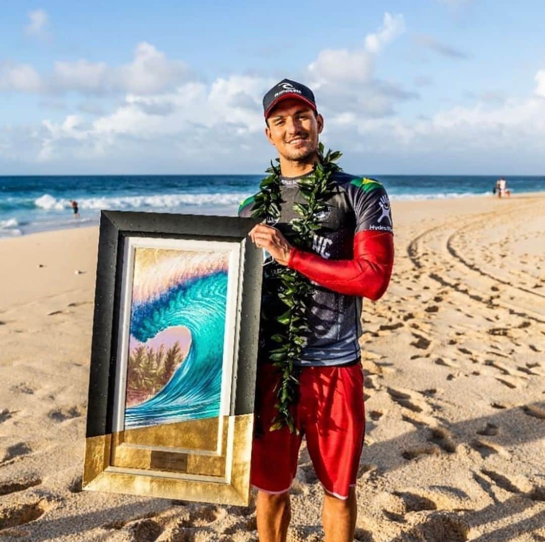 ガブリエル・メディーナのインスタグラム：「Work done. Thank you Lord for providing me with another final in this place. Thanks to my team that helped me get well in Hawaii. And the fans thank you all for the support. Let's go!⚔️🥶 ll   Trabalho concluído. Obrigado Senhor por me proporcionar mais uma final nesse lugar. Obrigado ao meu time que me ajudou a chegar bem no Havaí. Obrigado a todos pela torcida. Vamo que vamo! ⚔️🥶」
