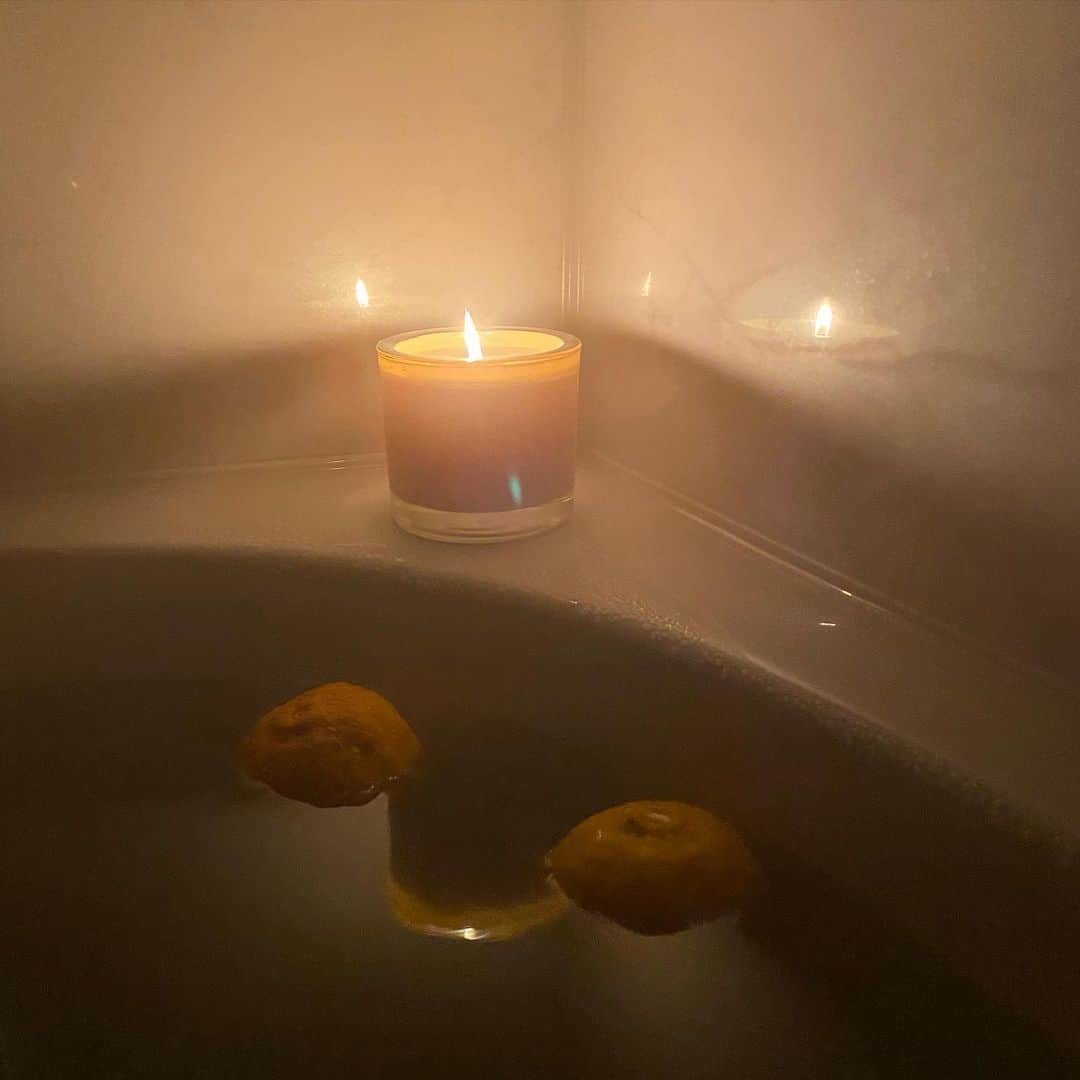 西川忠志さんのインスタグラム写真 - (西川忠志Instagram)「#冬至  #柚子湯 に浸からせて頂きました。  入るまで蓋をしていたので 開けましたら一気に柚子の香りで 浴室が満たされました。  #キャンドル も灯して。  落ち着きます。  今日は『おちょやん』リハーサルでした。  #吉本新喜劇  #西川忠志  #感謝」12月21日 23時29分 - nishikawa_tada
