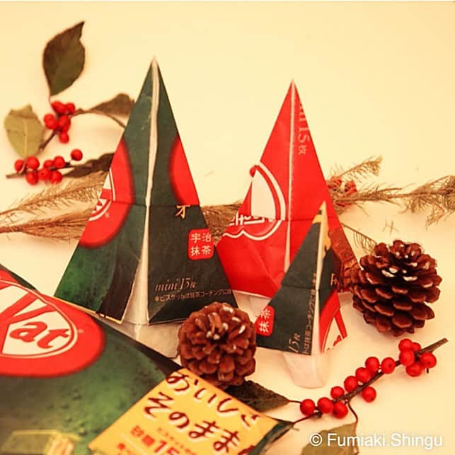 KITKAT Chocolatoryさんのインスタグラム写真 - (KITKAT ChocolatoryInstagram)「🍫 “キットカット"マリアージュ  "キットカット"をよりおいしく楽しむ組み合わせを紹介する「#キットカットマリアージュ」シリーズ!   今日紹介するのはクリスマスのテーブルを彩る「クリスマスツリーの折り紙」 ”キットカット”の紙パッケージを使って、かわいい ツリーを折って、華やかなクリスマスパーティを演出しよう🎄  用意するのは、”キットカット”の外袋のみ! 折り方は、プロフィールのURLを参考にしてみてね!  是非、#キットカットマリアージュ のハッシュタグをつけておすすめの”キットカット”の楽しみ方をシェ アしてください!  素敵なアイディアは、紹介させていただきます🤲  #キットカットマリアージュ #キットカット #お菓子 #折り紙 #クリスマス #クリスマスツリー #ペーパークラフト」12月21日 23時23分 - kitkat_japan_official