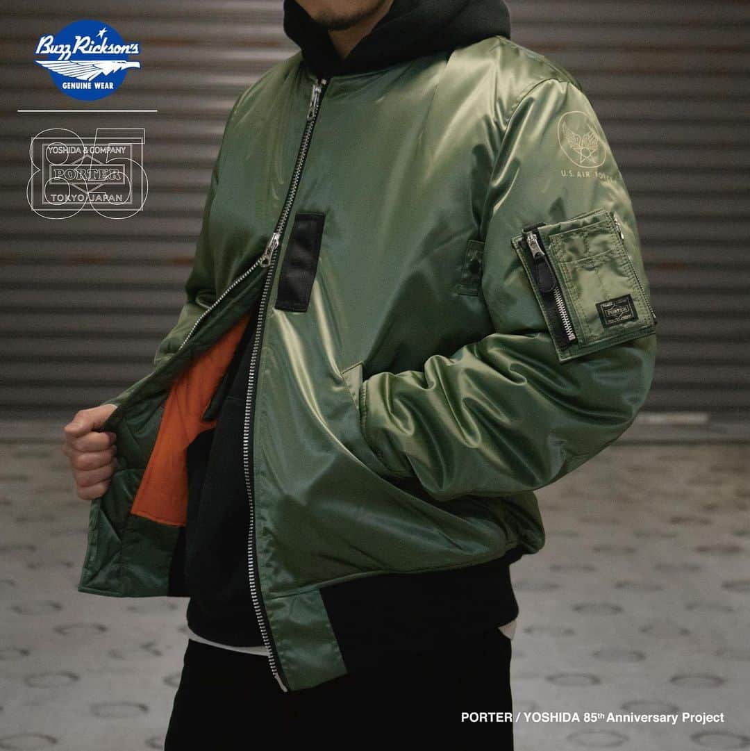のインスタグラム：「. いよいよ明日、PORTER / YOSHIDA 85th Anniversary Project PORTER x Buzz Rickson'sを発売します。  吉田カバン創業85周年を記念し、フライトジャケットの魅力を余すところなく再現し続けるブランド“Buzz Rickson's（バズリクソンズ）”とコラボレーションした「PORTER x Buzz Rickson's MA-1 & WALLET」です。  こちらのコラボレーションアイテムは、Buzz Rickson'sが再現したフライトジャケットの代名詞「MA-1」に、PORTERブランドを代表する「TANKER」シリーズを融合させたスペシャルモデルです。表生地・裏生地・ファスナー・スナップボタン・付属のテープ等は「TANKER」シリーズと同じものを使用しています。 最大の特徴は本来左袖に取り付けられるシガレットポケットを、その意匠は残しながら着脱可能なPORTER製のウォレットで表現したことです。このウォレットは小銭収納ポケット・紙幣を2つ折りで収納できるファスナーポケット・カードポケットがあり、薄マチながらも収納力に優れています。  身幅とアームホールは少し絞り、着丈をやや長めに設定することで様々なスタイルに合わせやすいデザインにしました。中綿には軽量かつ保温性の高いシンサレート素材を採用し、様々な太さのマイクロファイバーとポリエステルファイバーが複雑に絡み合うことで暖かい空気をしっかり閉じ込めるようになっています。さらに、ライニングには着脱可能なストラップを取り付け、着用しない時は背負うことができ、機能的でユニークな仕様を施しています。  MA-1の個性を最大限に際立たせた記念モデルに相応しい一着に仕上がっています。  PORTER x Buzz Rickson's MA-1 & WALLET サイズ：5サイズ（S/M/L/XL/XXL） カラー：4色（ブラック/シルバーグレー/セージグリーン/ネイビー） 価格：¥68,000（税別）  発売日:12月22日（火） ※吉田カバンオフィシャルオンラインストアはPM12:00から発売します。  こちらのアイテムは、PORTER flagship store、PORTER STAND、PORTER EXCHANGE、KURA CHIKA by PORTER、POTR、PORTER KOREA、吉田カバンオフィシャルオンラインストアのみでの限定発売です。 ※展開カラーおよび展開サイズは店舗によって異なりますのでご注意ください。 展開サイズにつきましては直接店舗までお問い合わせください。 展開カラーは下記をご確認ください。  ＜PORTER flagship store＞ブラック/セージグリーン/ネイビー ＜PORTER STAND＞ブラック/シルバーグレー/セージグリーン ＜PORTER EXCHANGE＞ブラック/シルバーグレー/セージグリーン/ネイビー ＜KURA CHIKA by PORTER＞ブラック/セージグリーン ＜POTR＞ブラック/セージグリーン ＜PORTER KOREA＞ブラック/セージグリーン ＜吉田カバンオフィシャルオンラインストア＞ブラック/シルバーグレー/セージグリーン/ネイビー  ※完全数量限定につき、在庫がなくなり次第終了となります。 ※当日の状況により止むを得ず販売方法を変更する場合がございます。予めご了承ください。  #yoshidakaban #porter #luggagelabel #porteryoshida #madeinjapan #japan #85thanniversary #heatandsoulintoeverystich #buzzricksons #toyoenterprise #ma1 #tanker #wallet　#cigarettepocket #military #吉田カバン #ポーター #85周年 #バズリクソンズ #タンカー #ミリタリー #一針入魂」