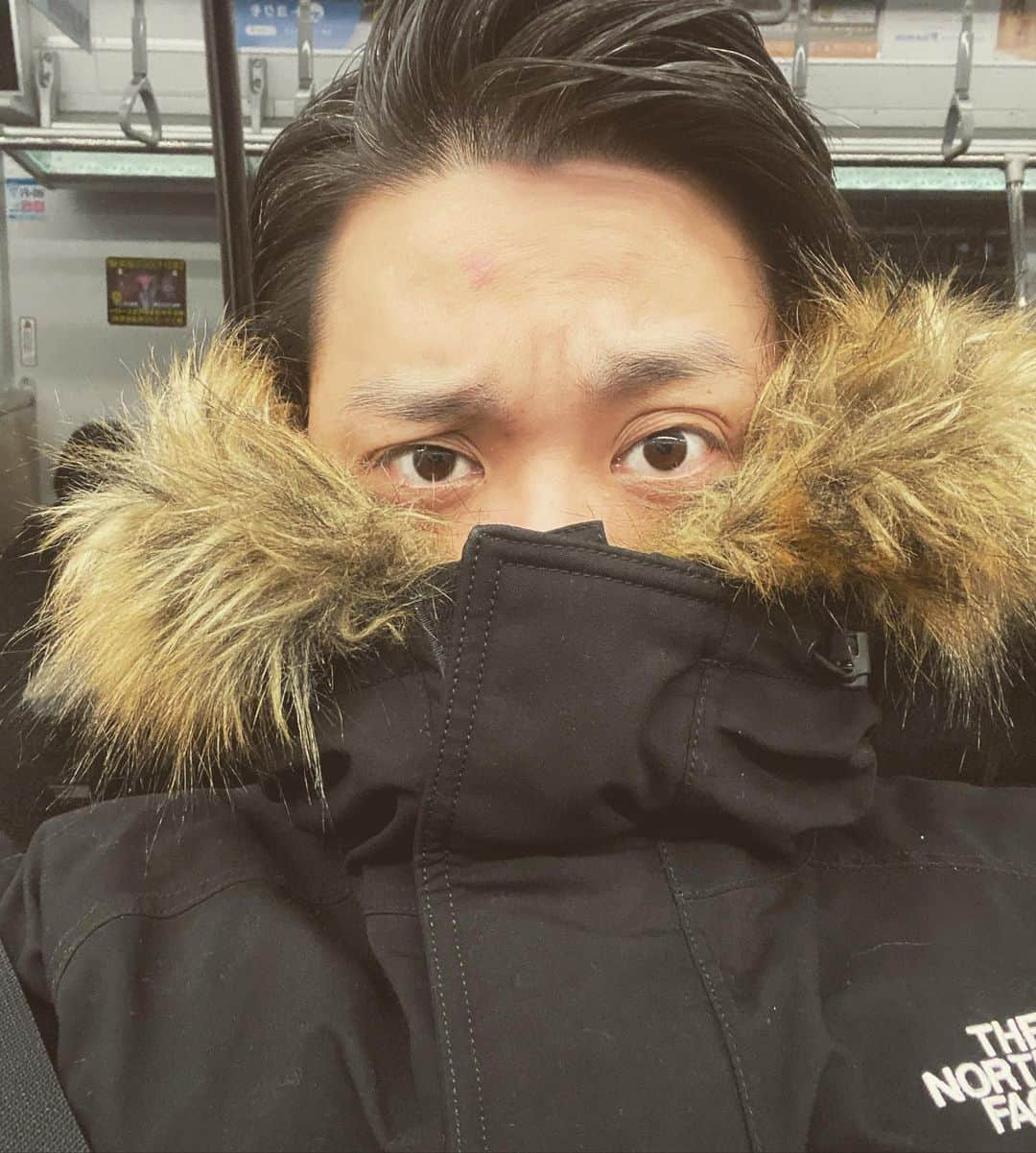 牧野紘二さんのインスタグラム写真 - (牧野紘二Instagram)「マスクの紐が切れて予備も無かった…。 この状態でコンビニまでのりきる。 #マスク#マナー#マスクくらい文句言わずつけようよ#マスクしないデメリットがすごい#蒸れてきた#2020年は自撮りアップが多い#マスク買えた」12月21日 23時25分 - makino_koji