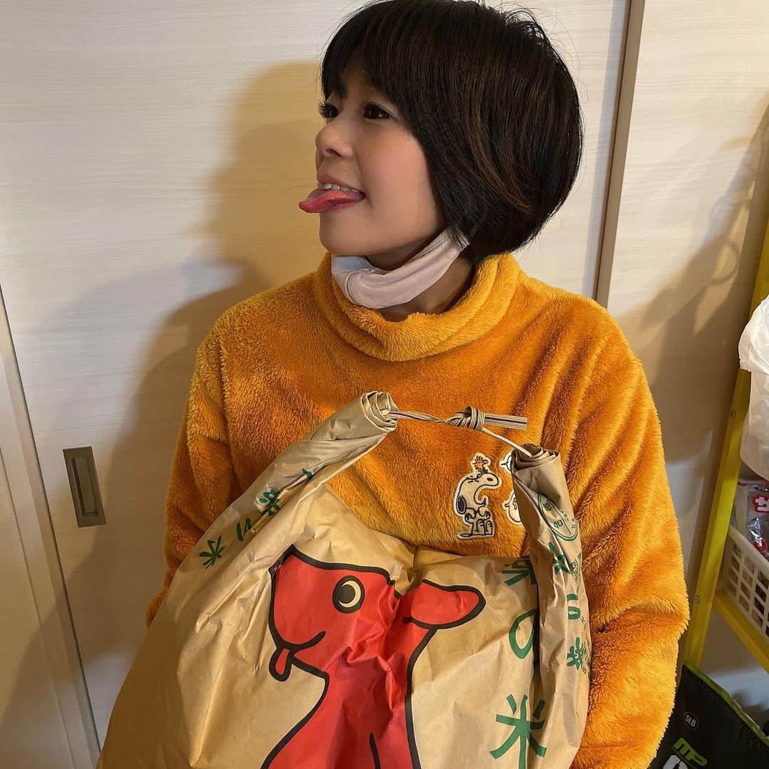 たまたまこのインスタグラム：「あやまんから誕生日プレゼントでもらったお米の詰め合わせセット🌾🥰 しかもチーバくんの袋😍 甘くて美味しいお米に炊き上がりました、、🤤 最初のオカズはスペアリブ🍖15分くらいでできたのにほろほろで甘辛でもう、、天才かと。鍋がねw 米との相性サイコー！ 次にこちらもあやまんからもらった梅干し🥶🥶しょっぱい梅が甘いお米を引き立たせる、、よだれ出る🤤 ラストは実家からもらってきた高級な海苔らしい海苔に醤油つけて巻き巻き😍😍 3杯も食べちゃった〜〜😋」