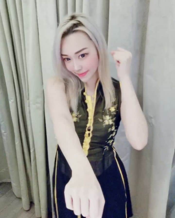 Nicole Chenのインスタグラム：「Which clothing dance is the best?  The dance is retarted tried to master it ahhahahah  #quarantinedance #quarantinetransformation #bored #dance Eyebrown by @browcreationasia」