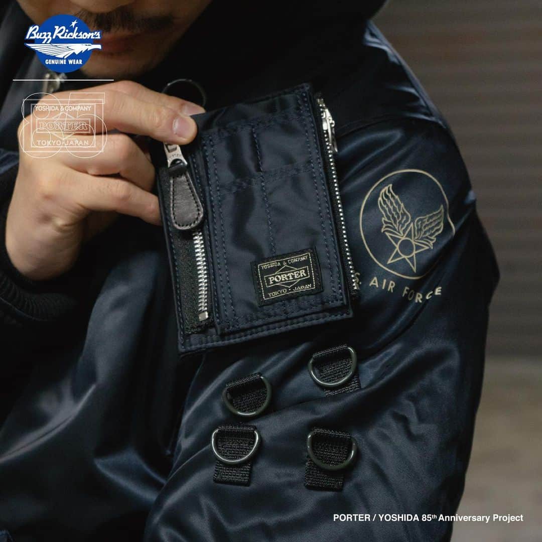 のインスタグラム：「. いよいよ明日、PORTER / YOSHIDA 85th Anniversary Project PORTER x Buzz Rickson'sを発売します。  吉田カバン創業85周年を記念し、フライトジャケットの魅力を余すところなく再現し続けるブランド“Buzz Rickson's（バズリクソンズ）”とコラボレーションした「PORTER x Buzz Rickson's MA-1 & WALLET」です。  こちらのコラボレーションアイテムは、Buzz Rickson'sが再現したフライトジャケットの代名詞「MA-1」に、PORTERブランドを代表する「TANKER」シリーズを融合させたスペシャルモデルです。表生地・裏生地・ファスナー・スナップボタン・付属のテープ等は「TANKER」シリーズと同じものを使用しています。 最大の特徴は本来左袖に取り付けられるシガレットポケットを、その意匠は残しながら着脱可能なPORTER製のウォレットで表現したことです。このウォレットは小銭収納ポケット・紙幣を2つ折りで収納できるファスナーポケット・カードポケットがあり、薄マチながらも収納力に優れています。  身幅とアームホールは少し絞り、着丈をやや長めに設定することで様々なスタイルに合わせやすいデザインにしました。中綿には軽量かつ保温性の高いシンサレート素材を採用し、様々な太さのマイクロファイバーとポリエステルファイバーが複雑に絡み合うことで暖かい空気をしっかり閉じ込めるようになっています。さらに、ライニングには着脱可能なストラップを取り付け、着用しない時は背負うことができ、機能的でユニークな仕様を施しています。  MA-1の個性を最大限に際立たせた記念モデルに相応しい一着に仕上がっています。  PORTER x Buzz Rickson's MA-1 & WALLET サイズ：5サイズ（S/M/L/XL/XXL） カラー：4色（ブラック/シルバーグレー/セージグリーン/ネイビー） 価格：¥68,000（税別）  発売日:12月22日（火） ※吉田カバンオフィシャルオンラインストアはPM12:00から発売します。  こちらのアイテムは、PORTER flagship store、PORTER STAND、PORTER EXCHANGE、KURA CHIKA by PORTER、POTR、PORTER KOREA、吉田カバンオフィシャルオンラインストアのみでの限定発売です。 ※展開カラーおよび展開サイズは店舗によって異なりますのでご注意ください。 展開サイズにつきましては直接店舗までお問い合わせください。 展開カラーは下記をご確認ください。  ＜PORTER flagship store＞ブラック/セージグリーン/ネイビー ＜PORTER STAND＞ブラック/シルバーグレー/セージグリーン ＜PORTER EXCHANGE＞ブラック/シルバーグレー/セージグリーン/ネイビー ＜KURA CHIKA by PORTER＞ブラック/セージグリーン ＜POTR＞ブラック/セージグリーン ＜PORTER KOREA＞ブラック/セージグリーン ＜吉田カバンオフィシャルオンラインストア＞ブラック/シルバーグレー/セージグリーン/ネイビー  ※完全数量限定につき、在庫がなくなり次第終了となります。 ※当日の状況により止むを得ず販売方法を変更する場合がございます。予めご了承ください。  #yoshidakaban #porter #luggagelabel #porteryoshida #madeinjapan #japan #85thanniversary #heatandsoulintoeverystich #buzzricksons #toyoenterprise #ma1 #tanker #wallet　#cigarettepocket #military #吉田カバン #ポーター #85周年 #バズリクソンズ #タンカー #ミリタリー #一針入魂」