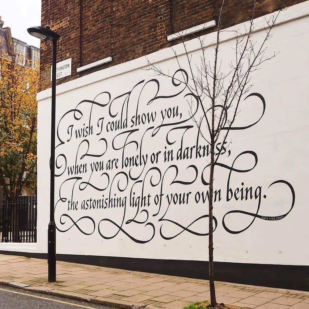 Seb Lesterさんのインスタグラム写真 - (Seb LesterInstagram)「Words by Hafez, calligraphy by some guy called Seb Lester, for #londonmuralfestival - Photo: @look_uplondon #londonmural #london #hafez #hafiz #poetry」12月21日 23時27分 - seblester