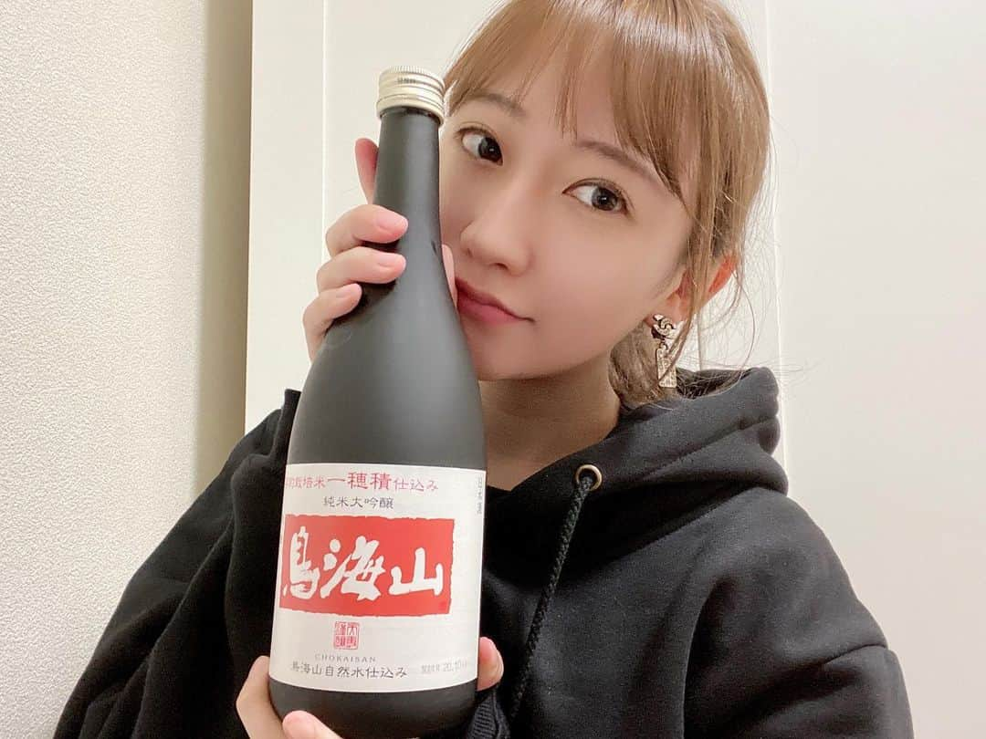 住吉史衣さんのインスタグラム写真 - (住吉史衣Instagram)「. . 今日から三日連続で、 最近飲んだおすすめの日本酒をのせようかと😚🍶 天寿酒造の日本酒は美味しくて飲みやすくて、あっという間に四合瓶が空いてしまいます🥺💕 . . @tenju_1830  #天寿酒造 #天寿 #日本酒 #アンバサダー  #鳥海山 #日本酒アンバサダー #純米大吟醸 #純米酒 #大吟醸 #一穂積 #おうちごはん #おうちのみ #清酒  #日本酒 #地酒 #일본술 #nihonshu #japanesesake #sakebottle #女子飲み #ひとりのみ #ひとりのみ女子 #日本酒女子  #日本酒好き #日本酒好きな人と繋がりたい #晩酌  #飲酒タグラム #グルメ女子 #お酒 #日本酒女子会 #唎酒師 .」12月21日 23時38分 - fumie_0426