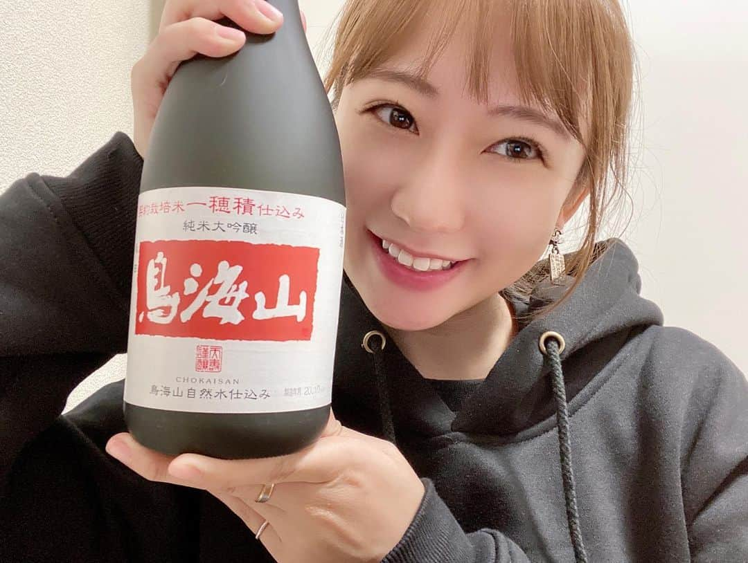 住吉史衣さんのインスタグラム写真 - (住吉史衣Instagram)「. . 今日から三日連続で、 最近飲んだおすすめの日本酒をのせようかと😚🍶 天寿酒造の日本酒は美味しくて飲みやすくて、あっという間に四合瓶が空いてしまいます🥺💕 . . @tenju_1830  #天寿酒造 #天寿 #日本酒 #アンバサダー  #鳥海山 #日本酒アンバサダー #純米大吟醸 #純米酒 #大吟醸 #一穂積 #おうちごはん #おうちのみ #清酒  #日本酒 #地酒 #일본술 #nihonshu #japanesesake #sakebottle #女子飲み #ひとりのみ #ひとりのみ女子 #日本酒女子  #日本酒好き #日本酒好きな人と繋がりたい #晩酌  #飲酒タグラム #グルメ女子 #お酒 #日本酒女子会 #唎酒師 .」12月21日 23時38分 - fumie_0426