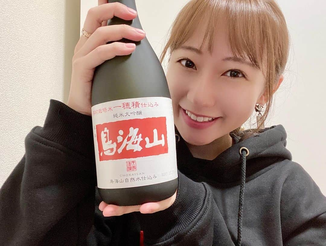 住吉史衣さんのインスタグラム写真 - (住吉史衣Instagram)「. . 今日から三日連続で、 最近飲んだおすすめの日本酒をのせようかと😚🍶 天寿酒造の日本酒は美味しくて飲みやすくて、あっという間に四合瓶が空いてしまいます🥺💕 . . @tenju_1830  #天寿酒造 #天寿 #日本酒 #アンバサダー  #鳥海山 #日本酒アンバサダー #純米大吟醸 #純米酒 #大吟醸 #一穂積 #おうちごはん #おうちのみ #清酒  #日本酒 #地酒 #일본술 #nihonshu #japanesesake #sakebottle #女子飲み #ひとりのみ #ひとりのみ女子 #日本酒女子  #日本酒好き #日本酒好きな人と繋がりたい #晩酌  #飲酒タグラム #グルメ女子 #お酒 #日本酒女子会 #唎酒師 .」12月21日 23時38分 - fumie_0426