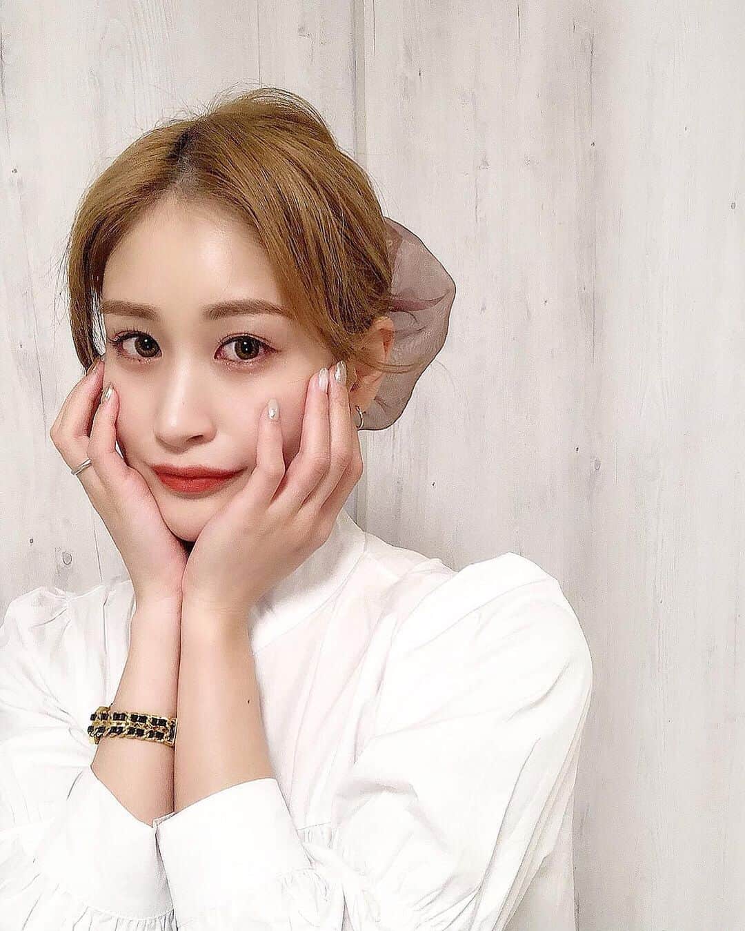 のインスタグラム：「𝐞𝐲𝐞𝐛𝐫𝐨𝐰🩰 こちらも2020年ラストのメンテナンス @une_fleur_chinatsu @une_fleur_eyebrow   マスクメイクに欠かせない眉毛。 ほんと眉毛って大事！ 予約取れないくらい人気店になってきた〜🥵笑 . .  #眉毛サロン#美眉スタイリング#美眉#時短メイク#眉毛メイク#眉サロン#平行眉#眉毛スタイリング#アイブロウサロン#アイブロウワックス#アイブロウペンシル#アーチ眉#今日のメイク #冬メイク #アイメイク #眉カラー #マスク #マスクメイク」