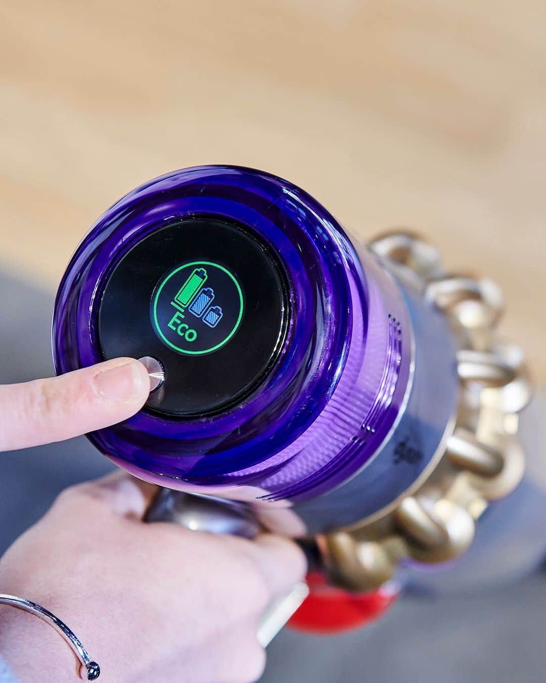 Dysonさんのインスタグラム写真 - (DysonInstagram)「Optimise your clean. With intelligent control. The Dyson V11™ vacuum automatically adapts to different floors and alerts you to blockages and power information in real-time. Try at Dyson Demo Stores worldwide today. #dyson #dysonhome #dysondemo #hometech #vacuum #vacuumcleaner #techstore #techshop #shop」12月21日 23時32分 - dyson