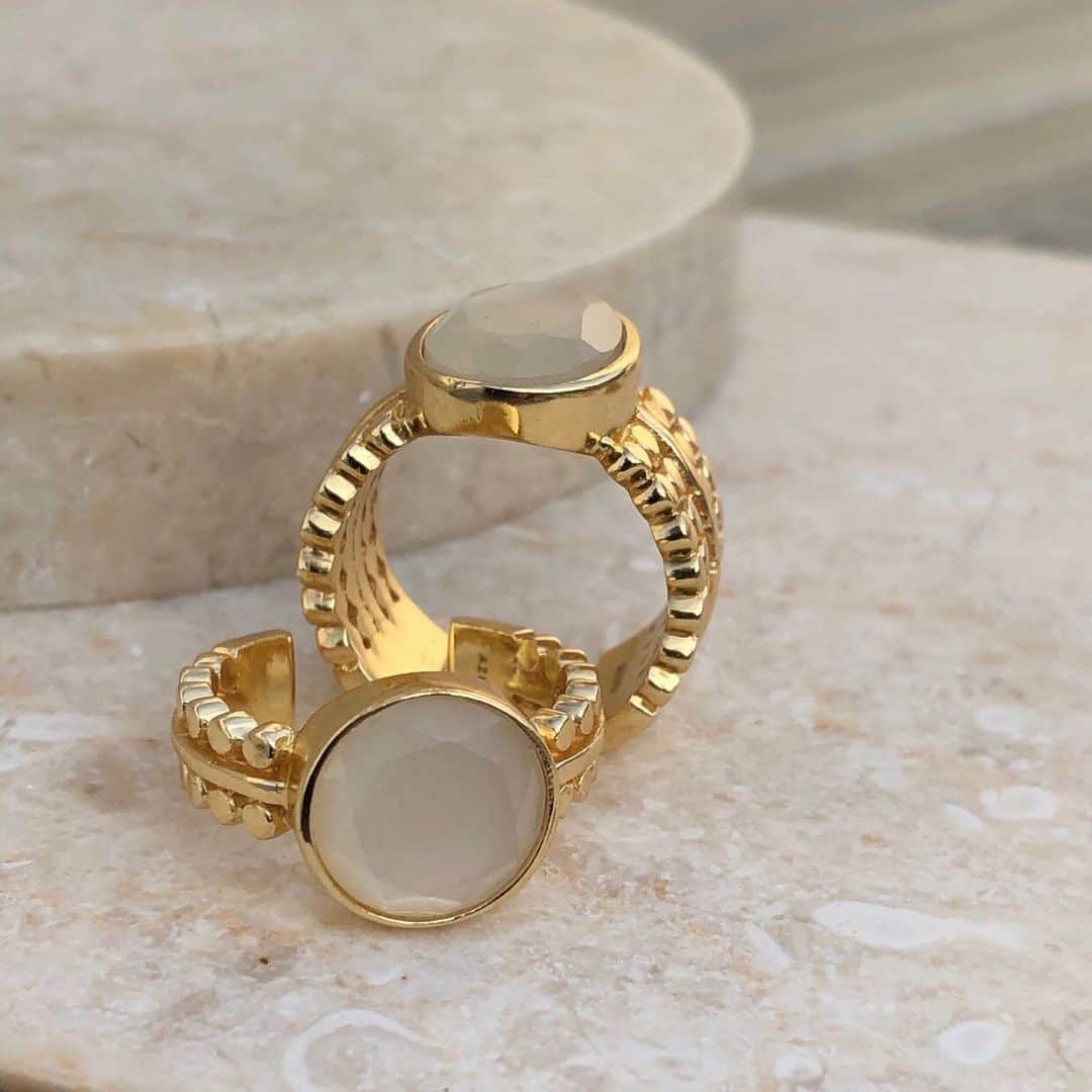 のインスタグラム：「A gift of inspiration, emotional healing and stability. Don’t we all need that? Etrusca moonstone rings back in stock. 💝   #meanjngful #meaningfuljewellery #moonstonemeaning #moonstonehealing #gemstonemeaning #gemstonemeaninng」