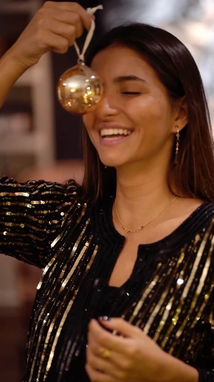 トウスのインスタグラム：「We love @andreabenhamou ’s Christmas spirit and the jewels she has chosen to celebrate a #NormalChristmas. #StayTender #TOUSJewelry」