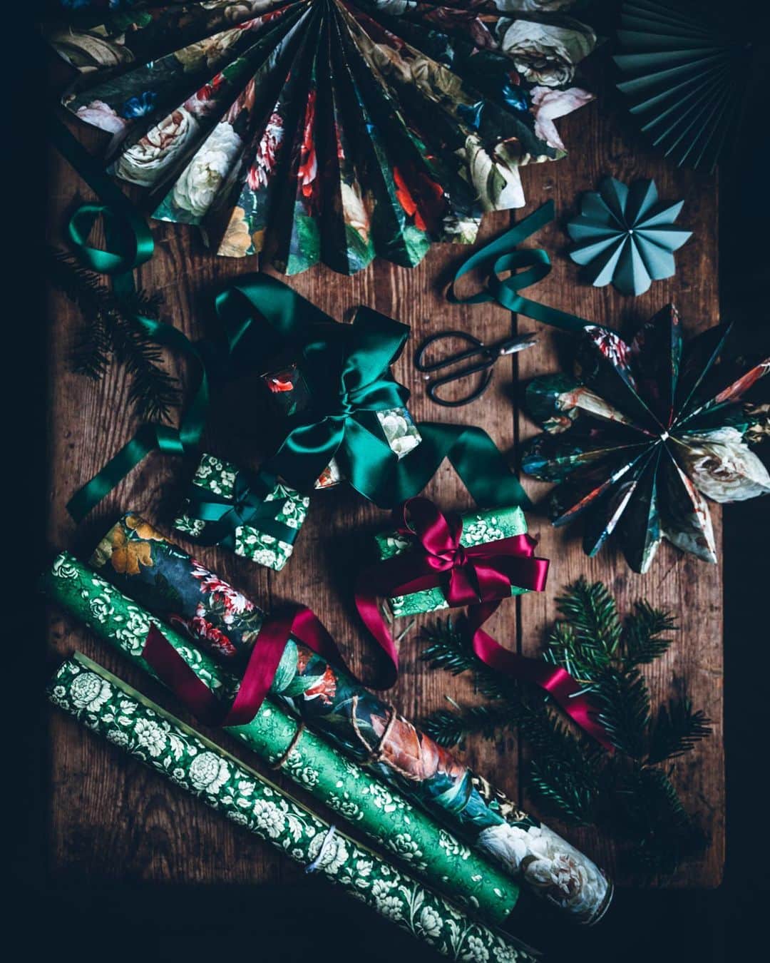 Linda Lomelinoのインスタグラム：「All the gifts are wrapped 🎁 and today I’ve made rice porridge, and a little cocktail video for New Year’s! Can’t wait to share it with you 🥰 You can find some gift wrapping inspiration in my latest blogpost, link in my profile 💚 the tutorial to make the stars is also on my blog and my Igtv!」