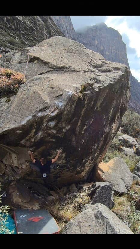 ナーレ・フッカタイバルのインスタグラム：「First ascent of YOLO Perro, Cordillera Blanca, Peru」