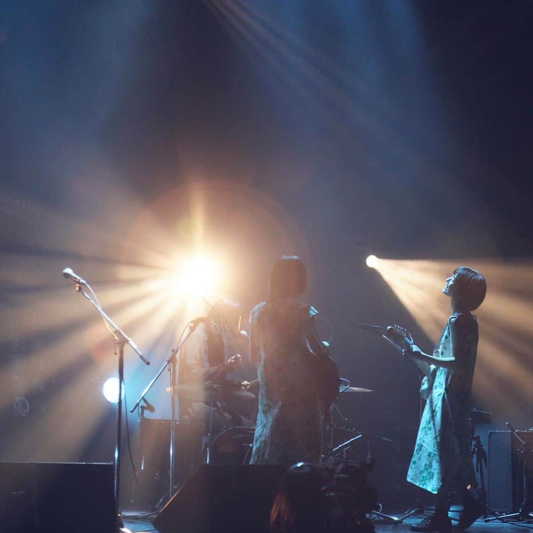 羊文学のインスタグラム：「羊文学は本日ライブ納めでした。 たくさん聴いてくれた皆様ありがとうございました。 2021年も羊文学をよろしくお願いします。🐑🐏   RED SPICE vol.1 Supported by Ruby Tuesday  12/21(月)渋谷O-EAST  SIX LOUNGE 羊文学 OA/toronto  thank you for comming!  photo @yuki_kawashima0630」