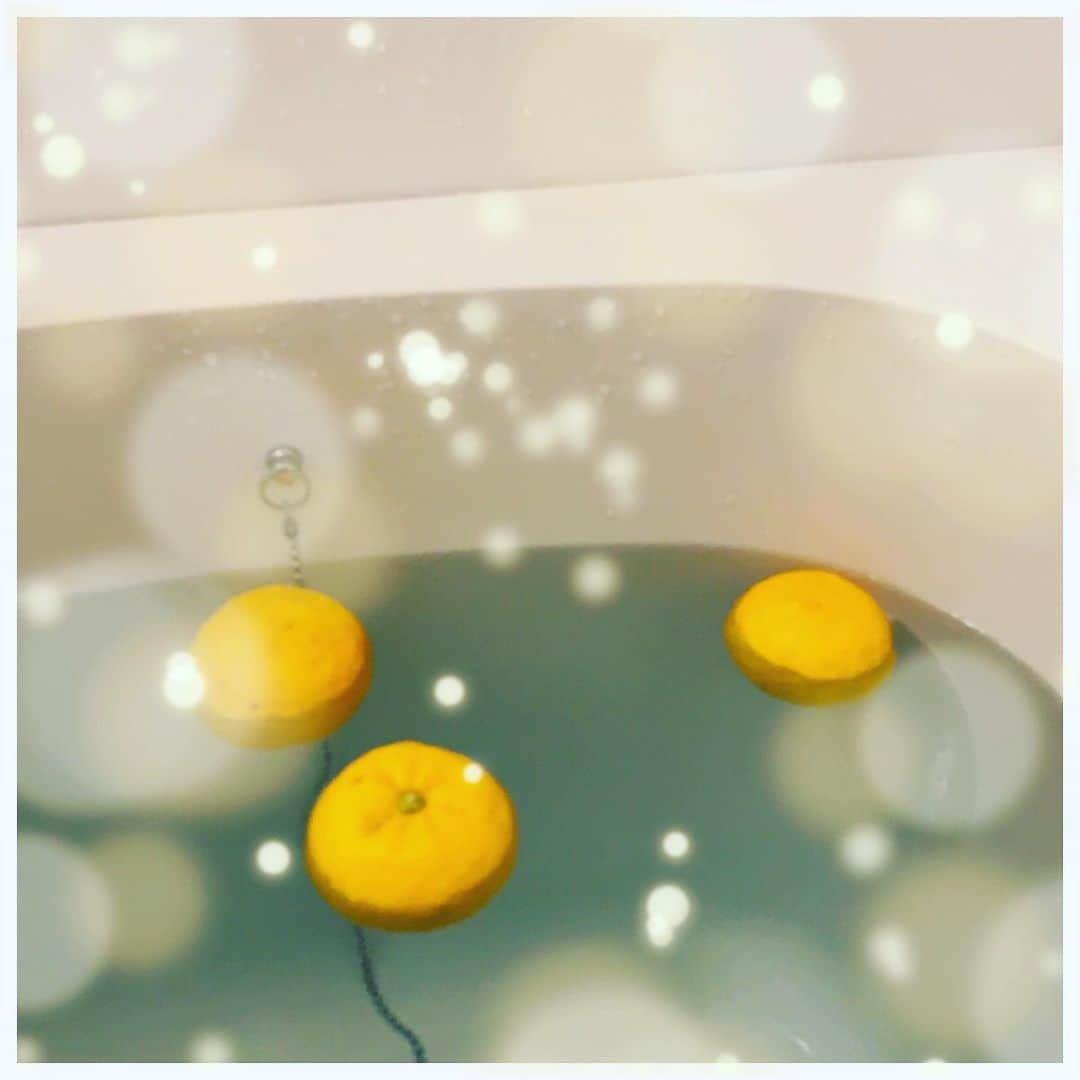 のインスタグラム：「冬至の今日は、柚子湯で邪気払い。 よい香りにリラックス〜🍊 心も身体も健康的に😌🤙🏻 今日も1日感謝の1日でした。🙇‍♀️ mahalo🌈」