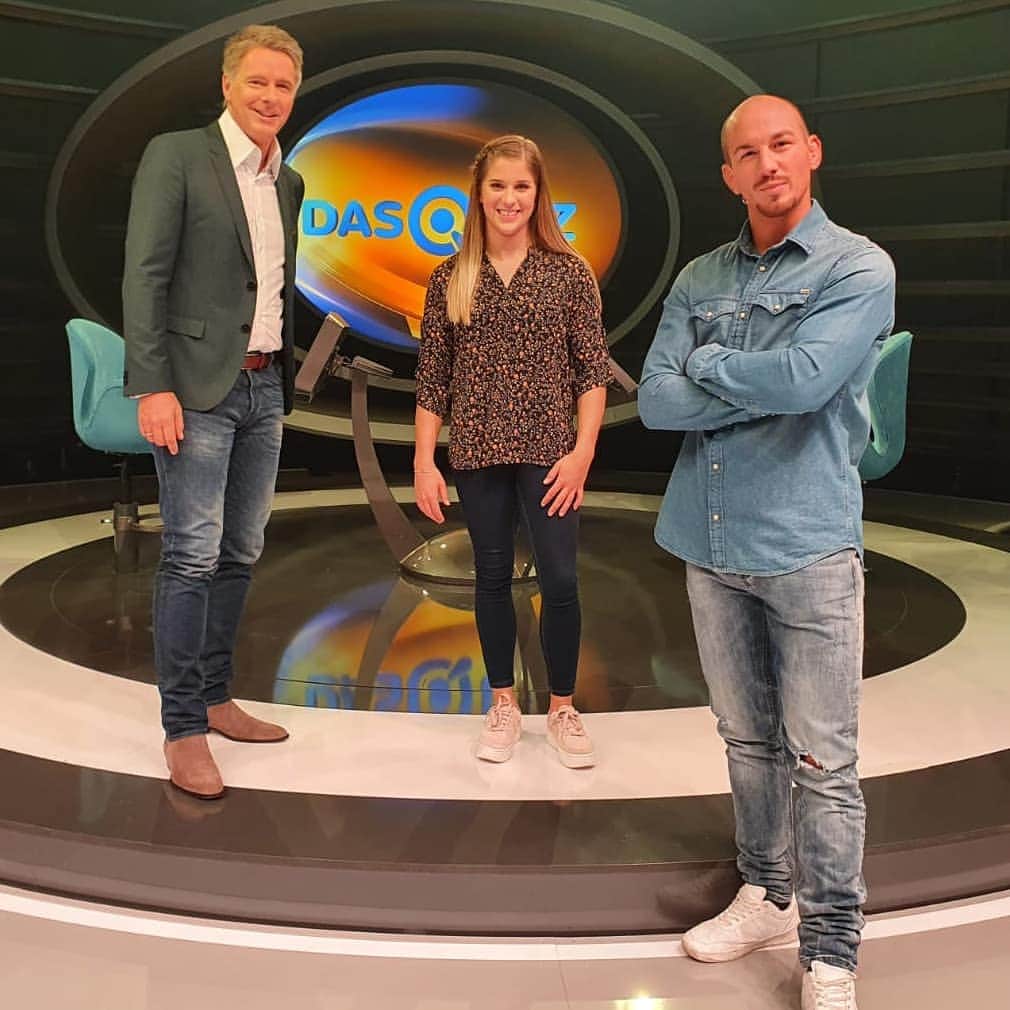 エリザベト・ザイツのインスタグラム：「TV Tipp : Am 23.12.2020, ab ca. 16:10 Uhr in der ARD spielen @frankstaebler und ich bei 'Das Quiz' mit Jörg Pilawa 🥳 .  @joerg.pilawa #dasquiz #quizshow #tv #me #eliseitz」